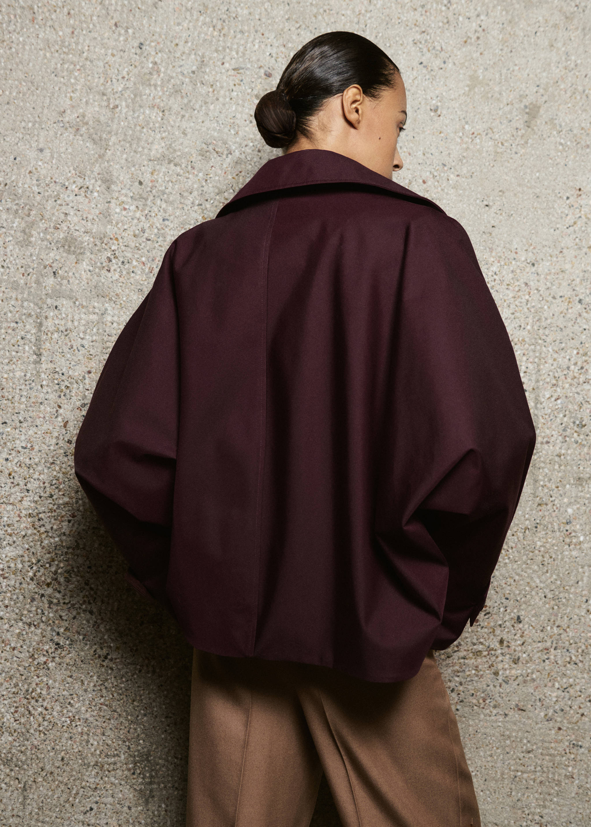 Short double-breasted trench coat with hood - Reverse of the article