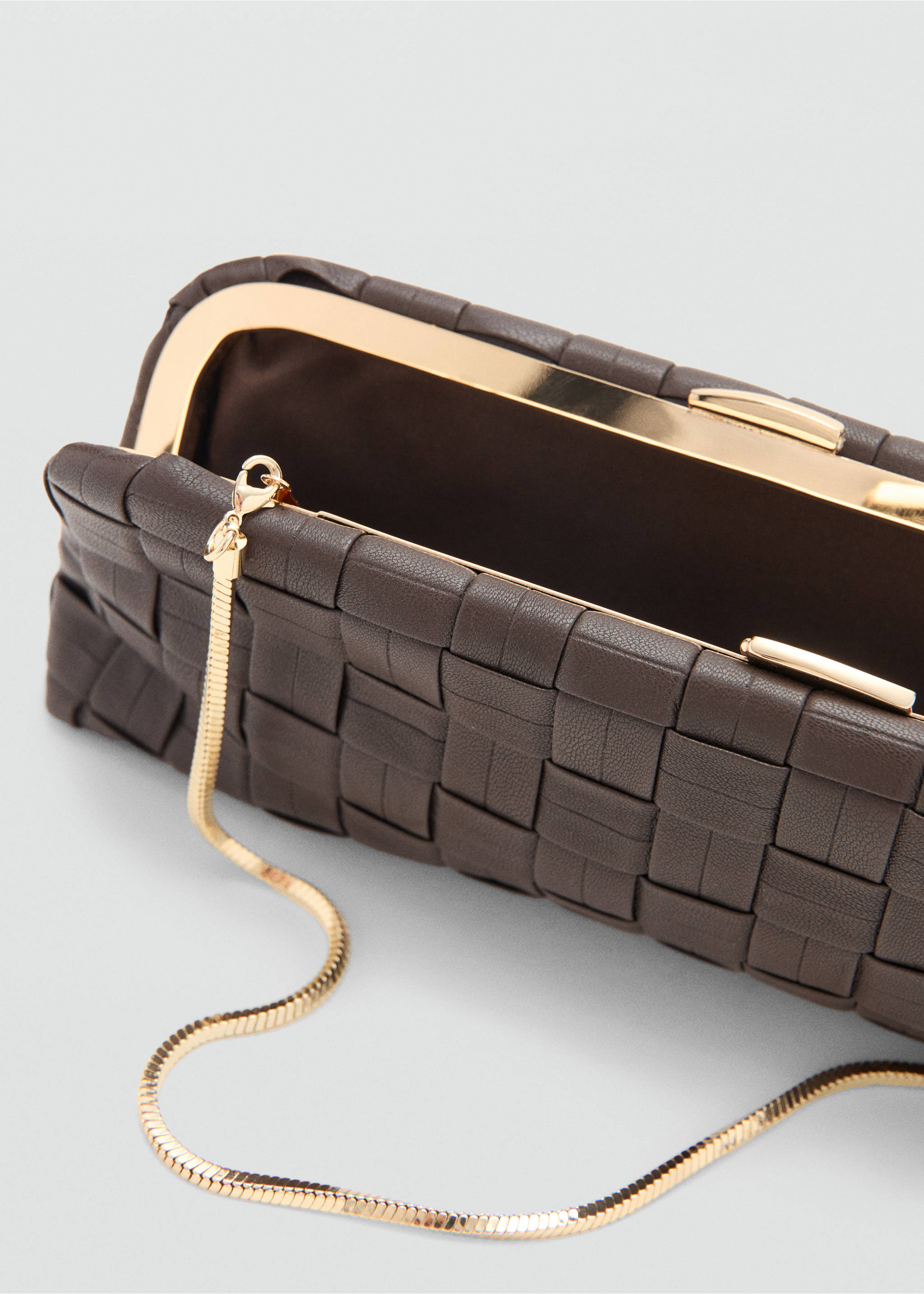 Sac porté main tressé - Détail de l'article 2, Chocolat. Ref: 27064773-00.