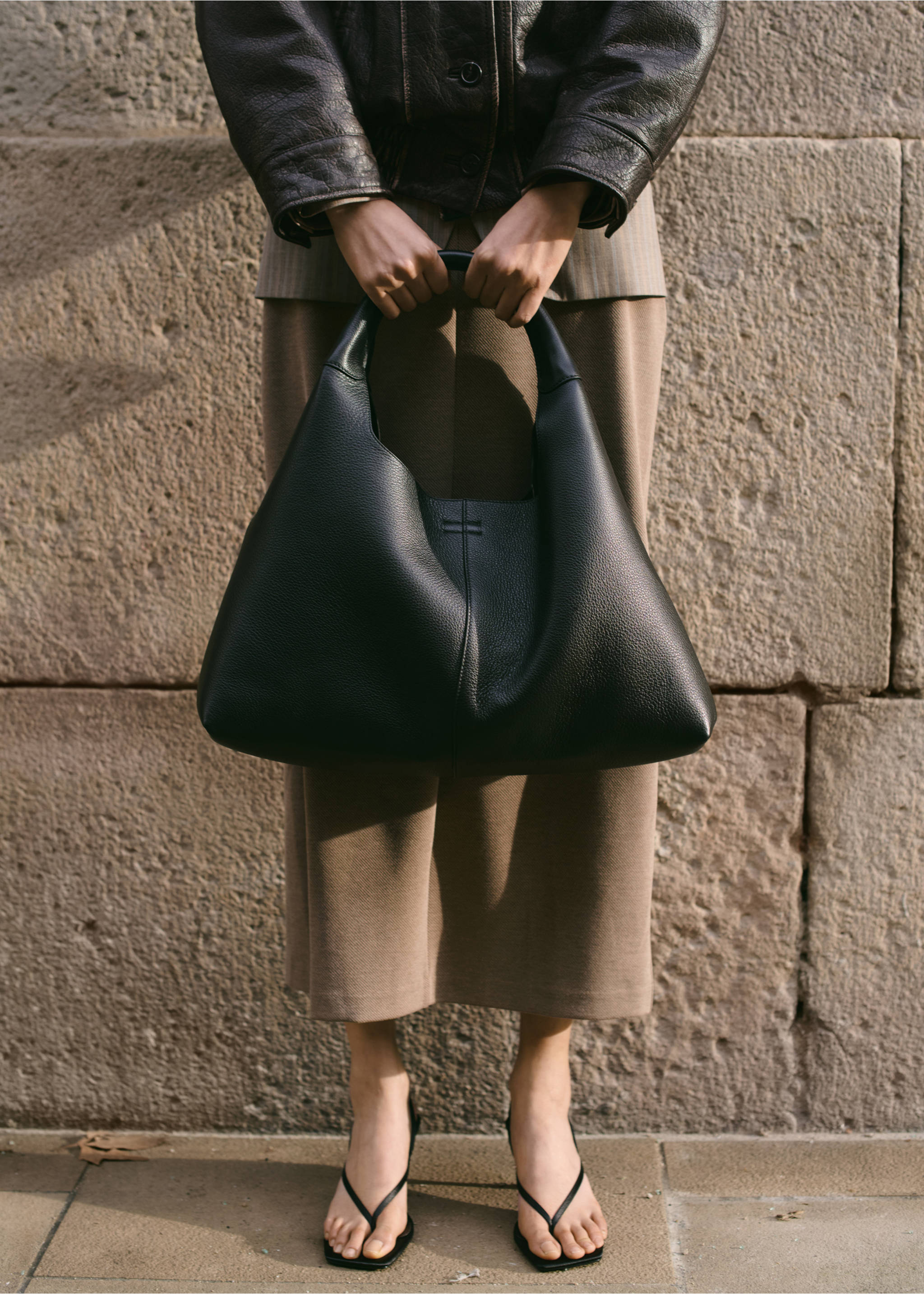 Leather shoulder bag with stitching - Details of the article 9, Black. Ref: 27064788-00.