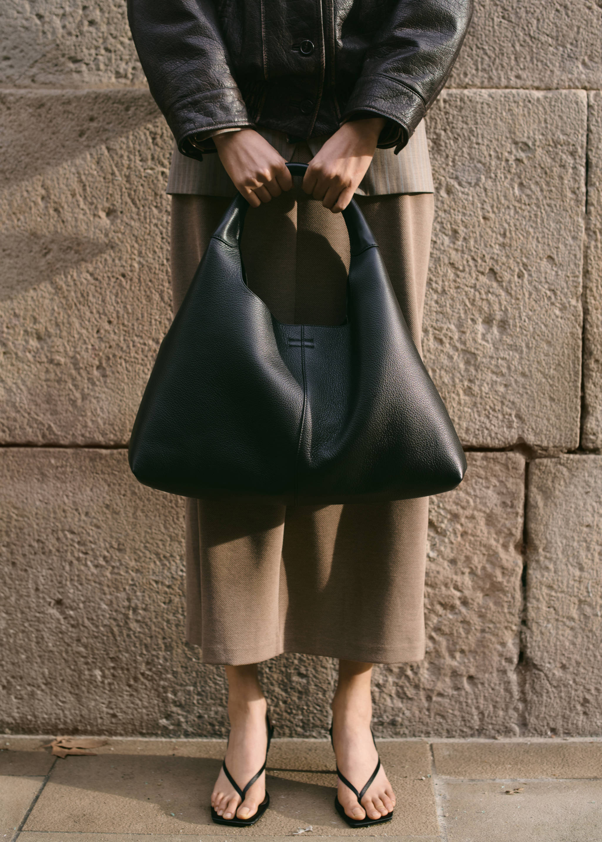 Stitched leather shoulder bag - Details of the article 9