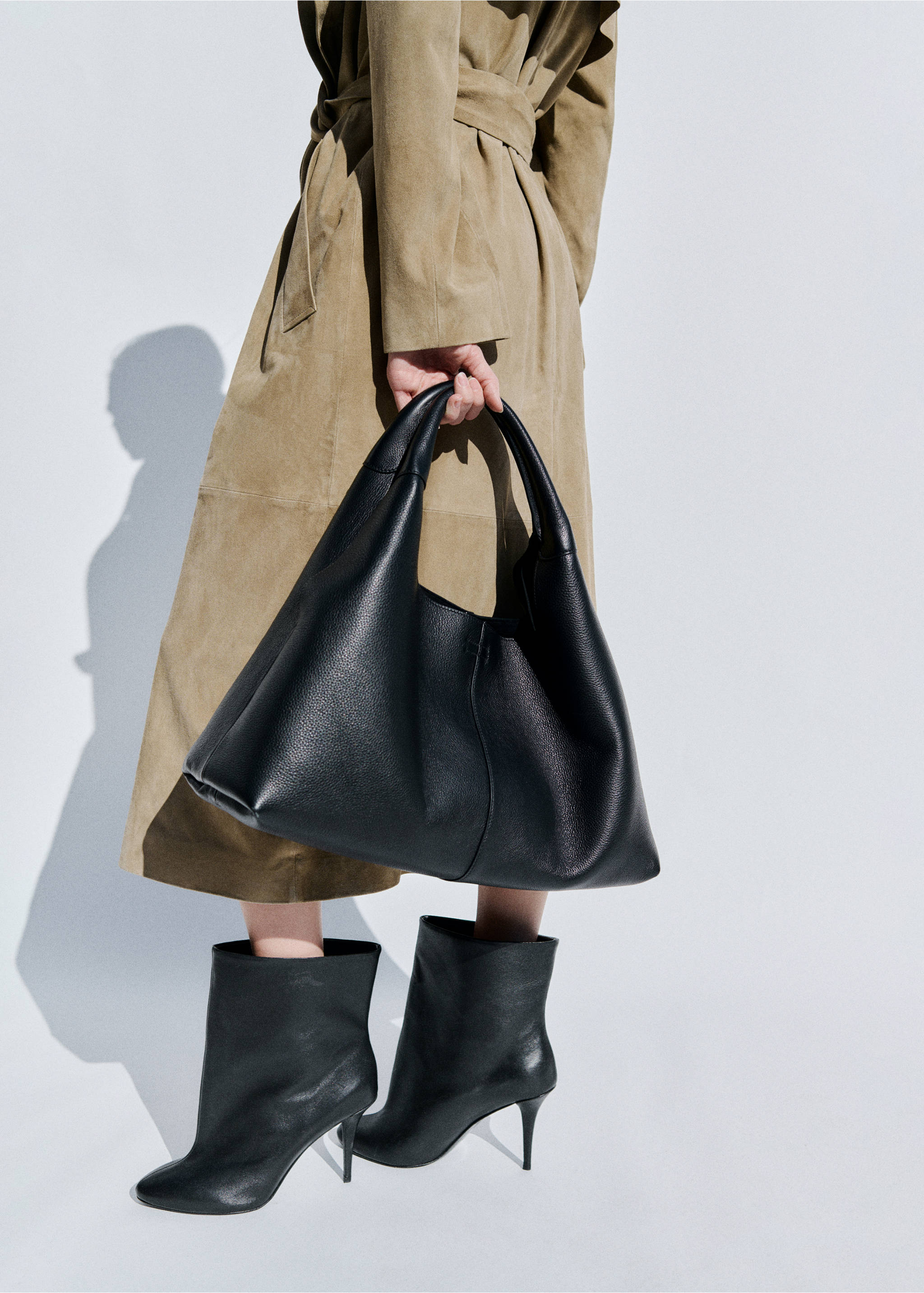 Carteira de ombro de pele com pesponto - Plano geral, Preto. Ref: 27064788-07.