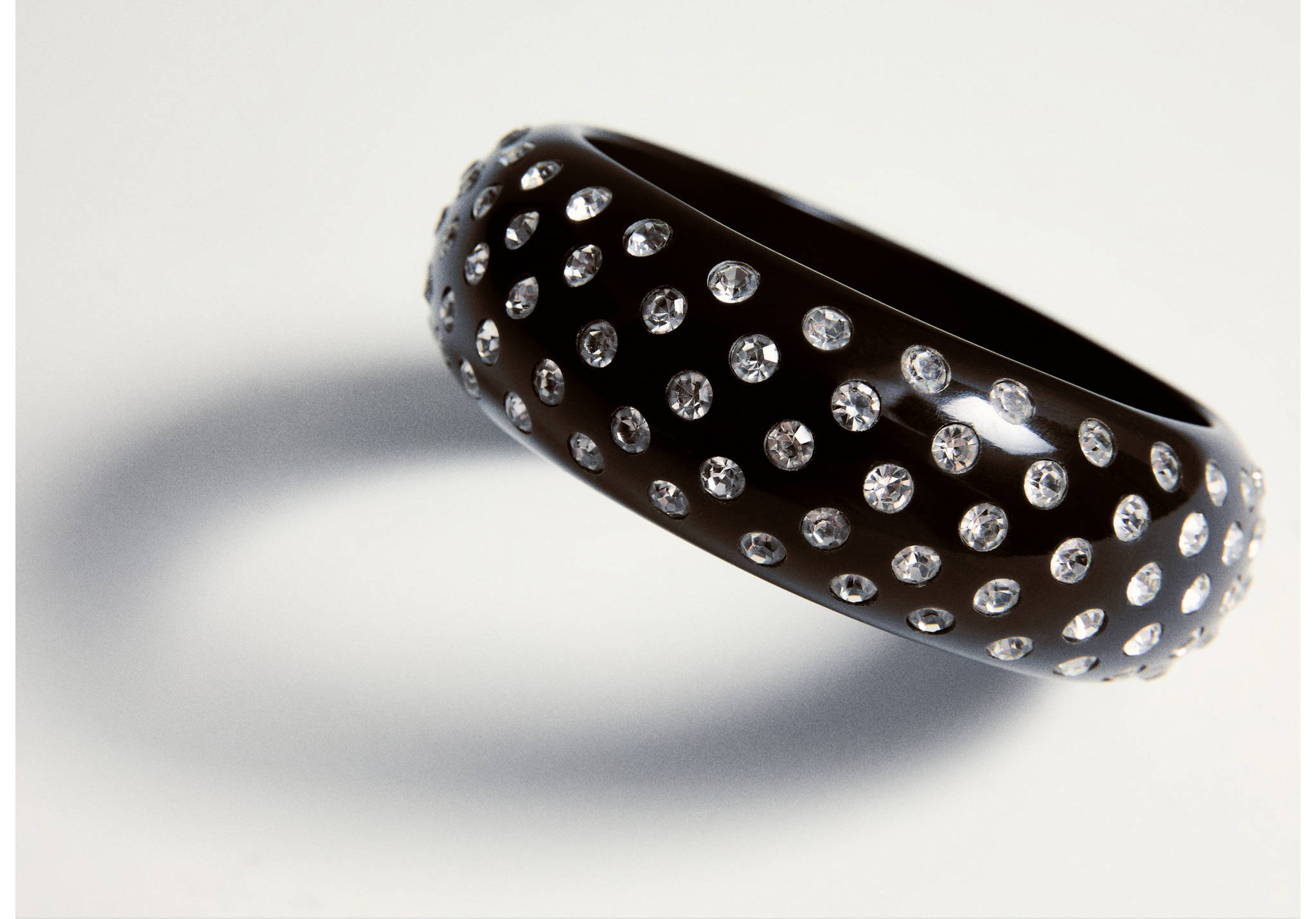 Kunstharzarmreif mit Strassverzierung - Panoramaansicht