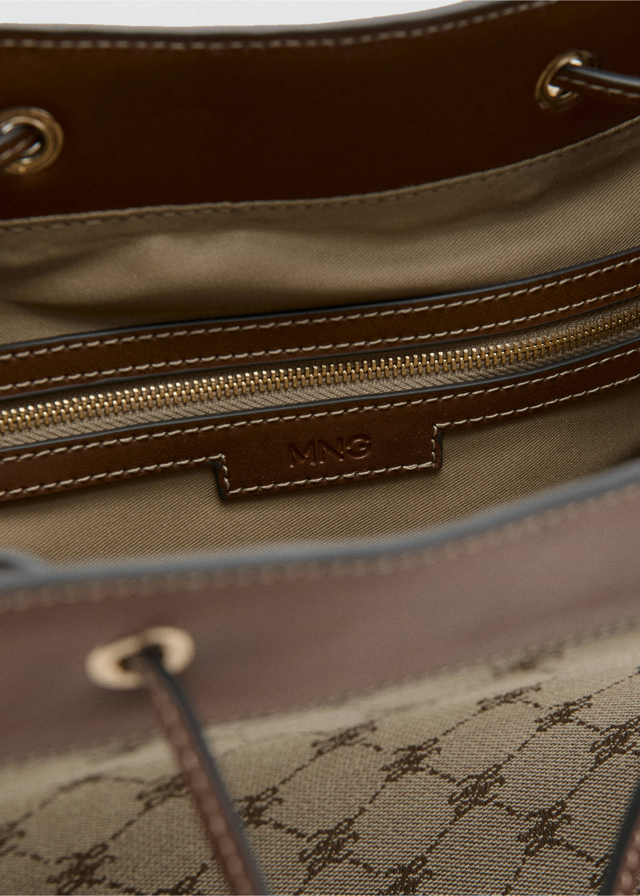 Сумка-відро з логотипом з жакардовим візерунком - Детальніше про товар 3, Шкіра. Ref: 27065164-00.