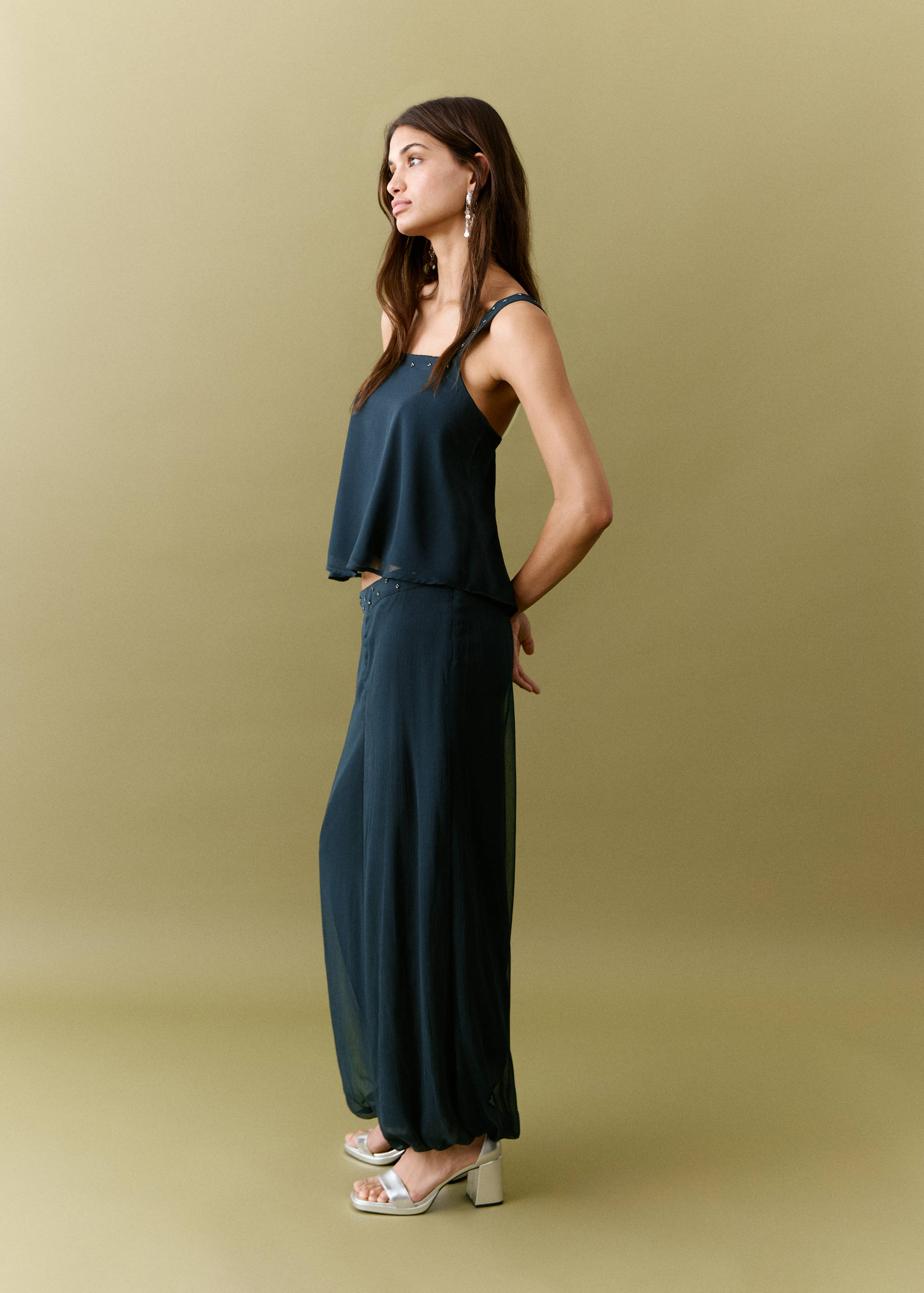 Брюки-баллоны со стразами - Средний план