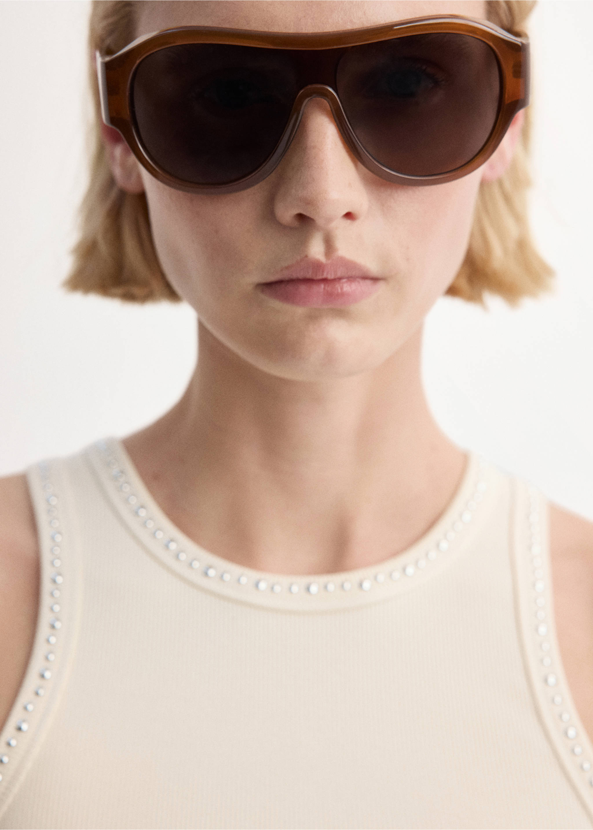 Top ribetes tachuelas - Detalle del artículo 1, Blanco roto. Ref: 27065821-00.