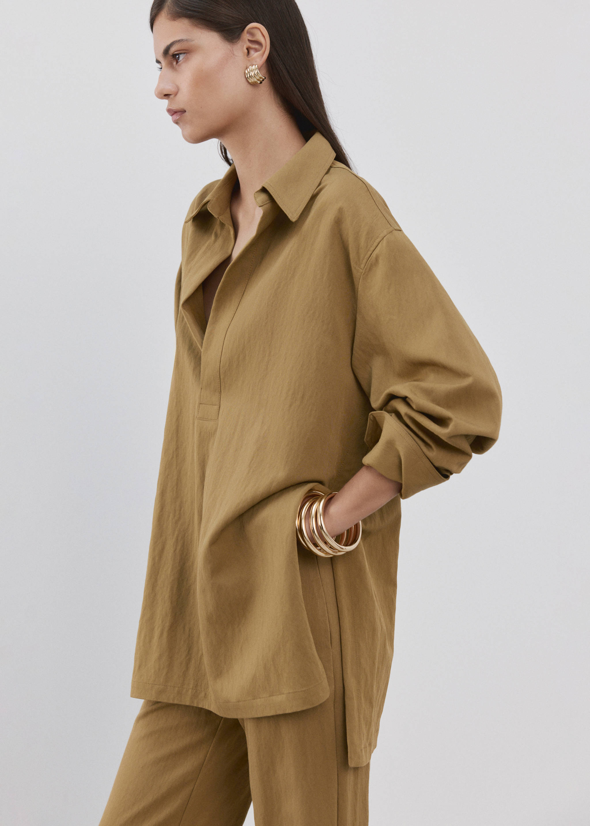 Oversized shirt with a shirt collar - Medium plane