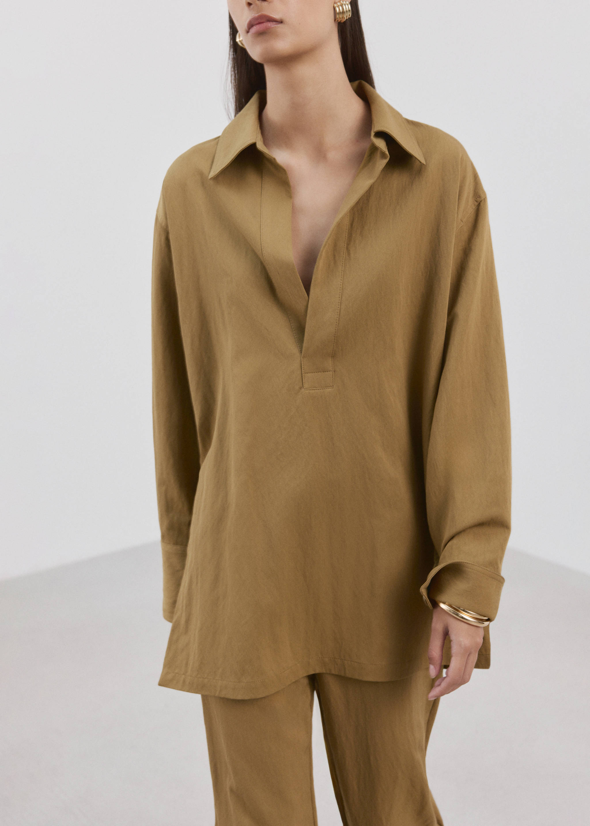 Oversized shirt with a shirt collar - Details of the article 2