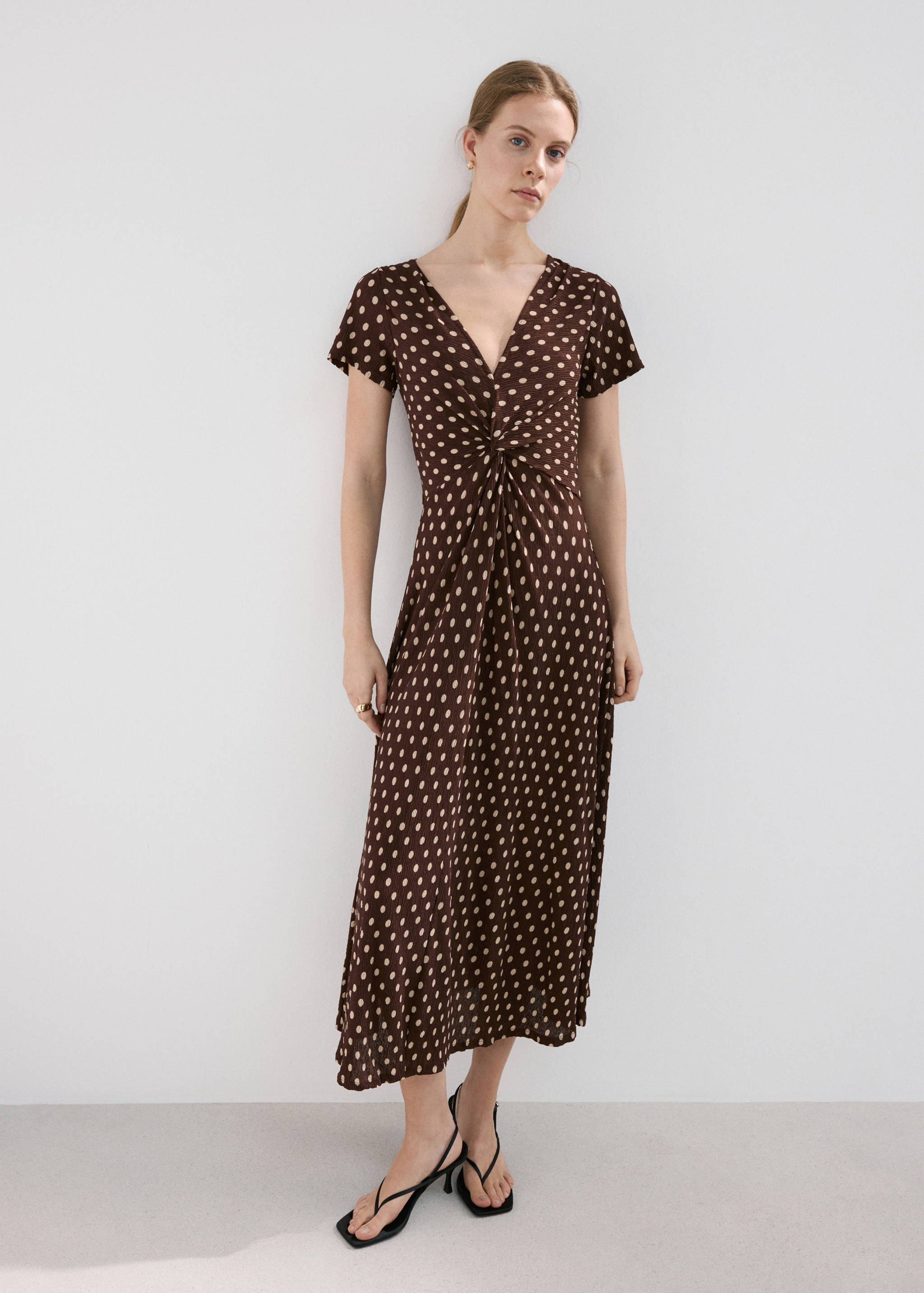 Robe de grossesse texturée à pois - Plan général