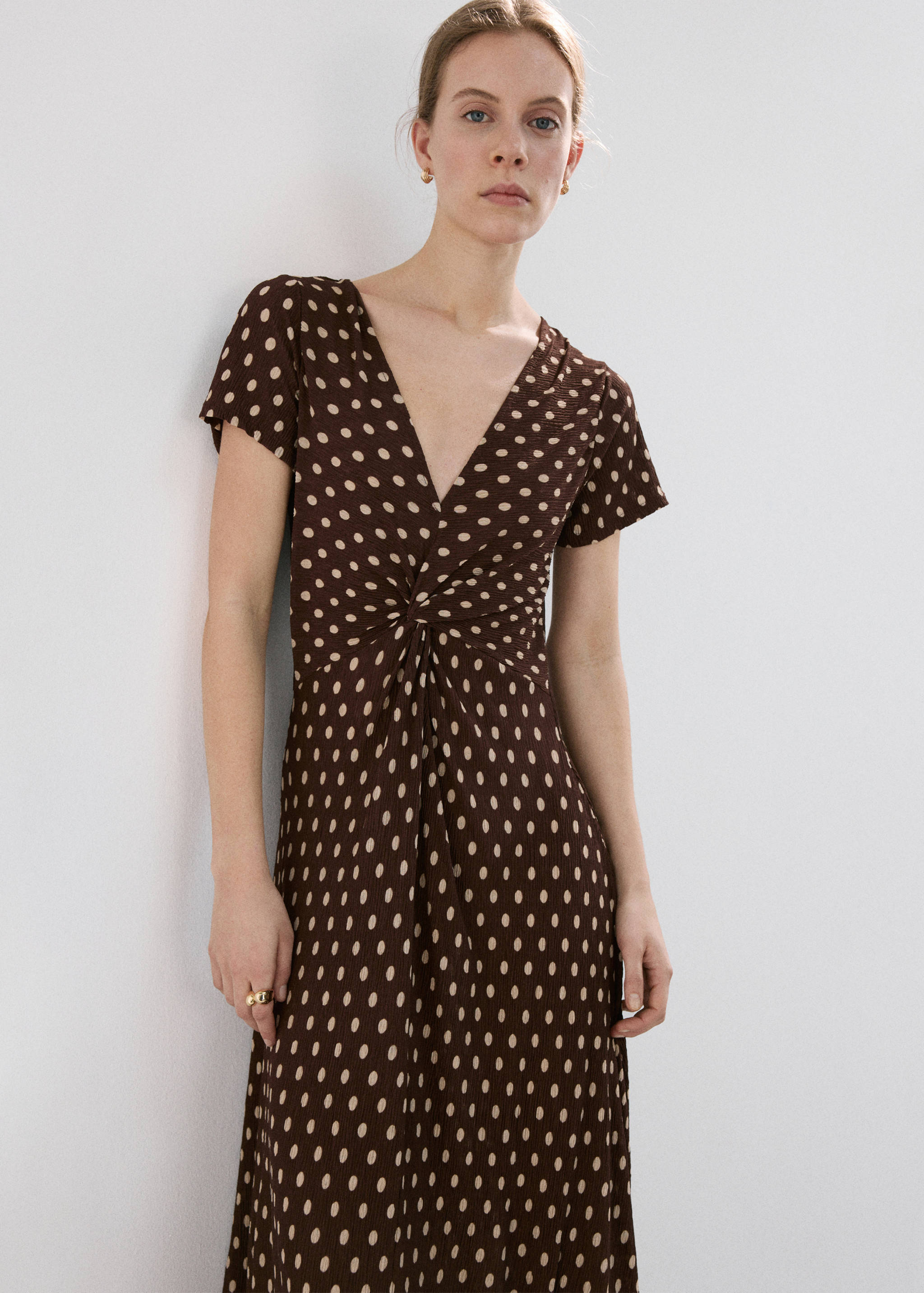Robe de grossesse texturée à pois - Plan moyen