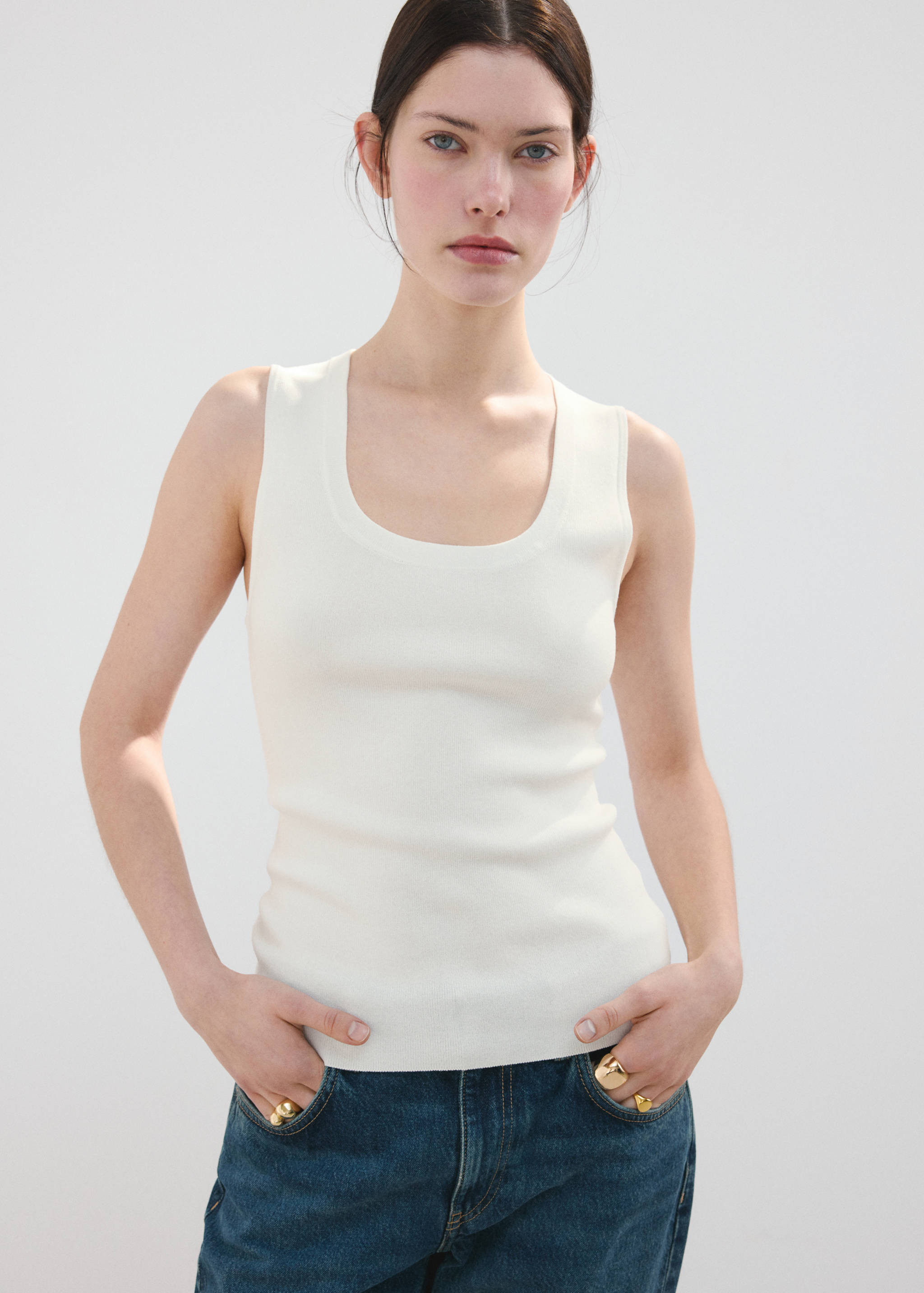 Round-neck knitted top - Medium plane