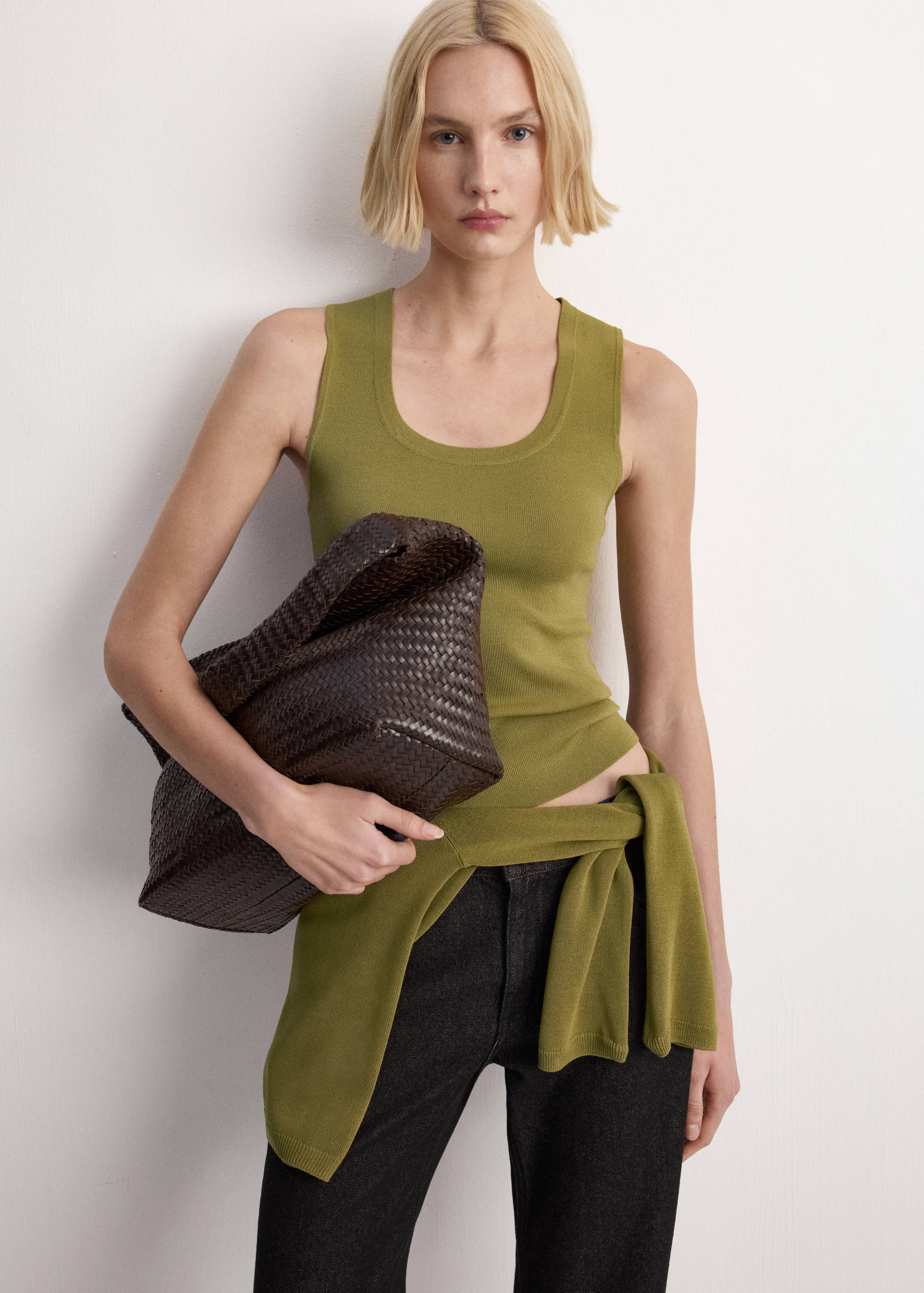 Round-neck knitted top - Medium plane