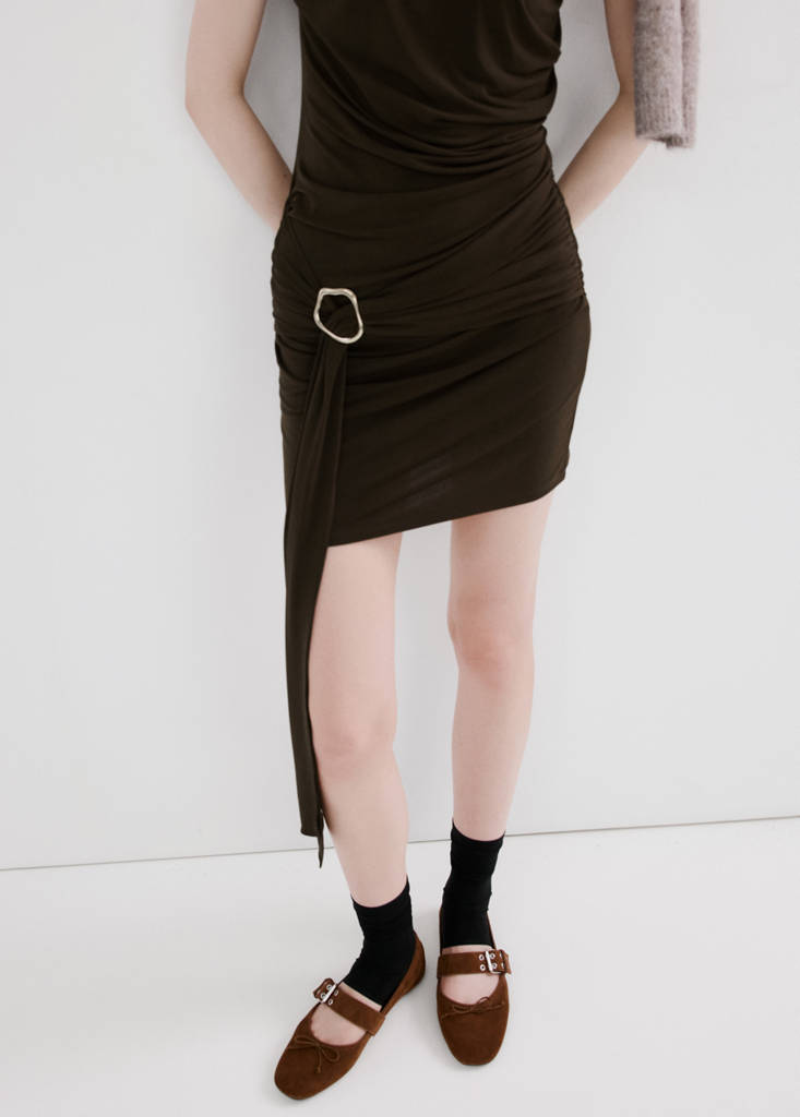 Ruched bodice brooch dress — Brown