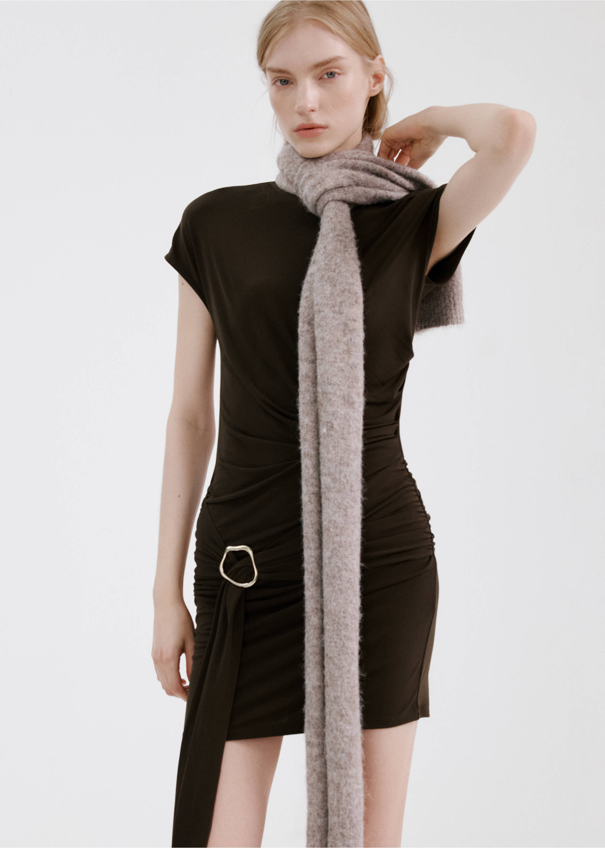 Ruched bodice brooch dress - Details of the article 2, Brown. Ref: 27065843-00.