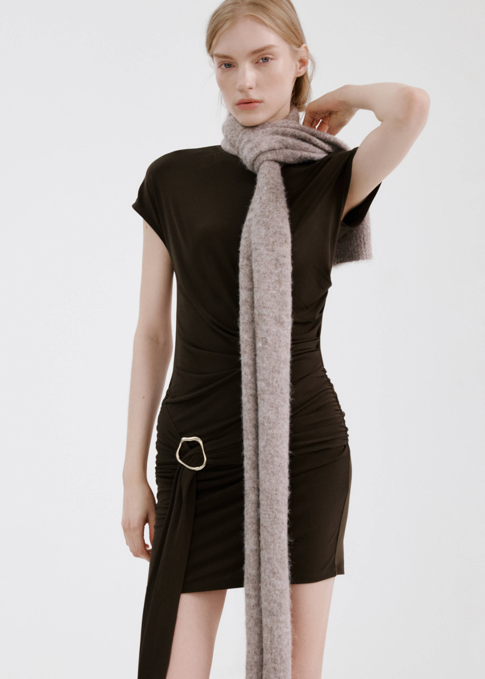 Ruched bodice brooch dress - Details of the article 2