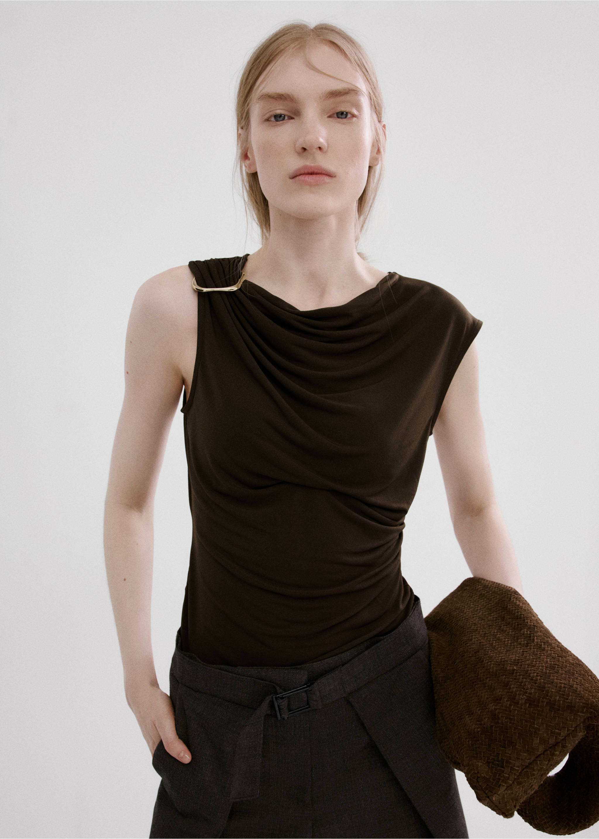 Top détail métallique - Plan moyen, Marron. Ref: 27065844-00.