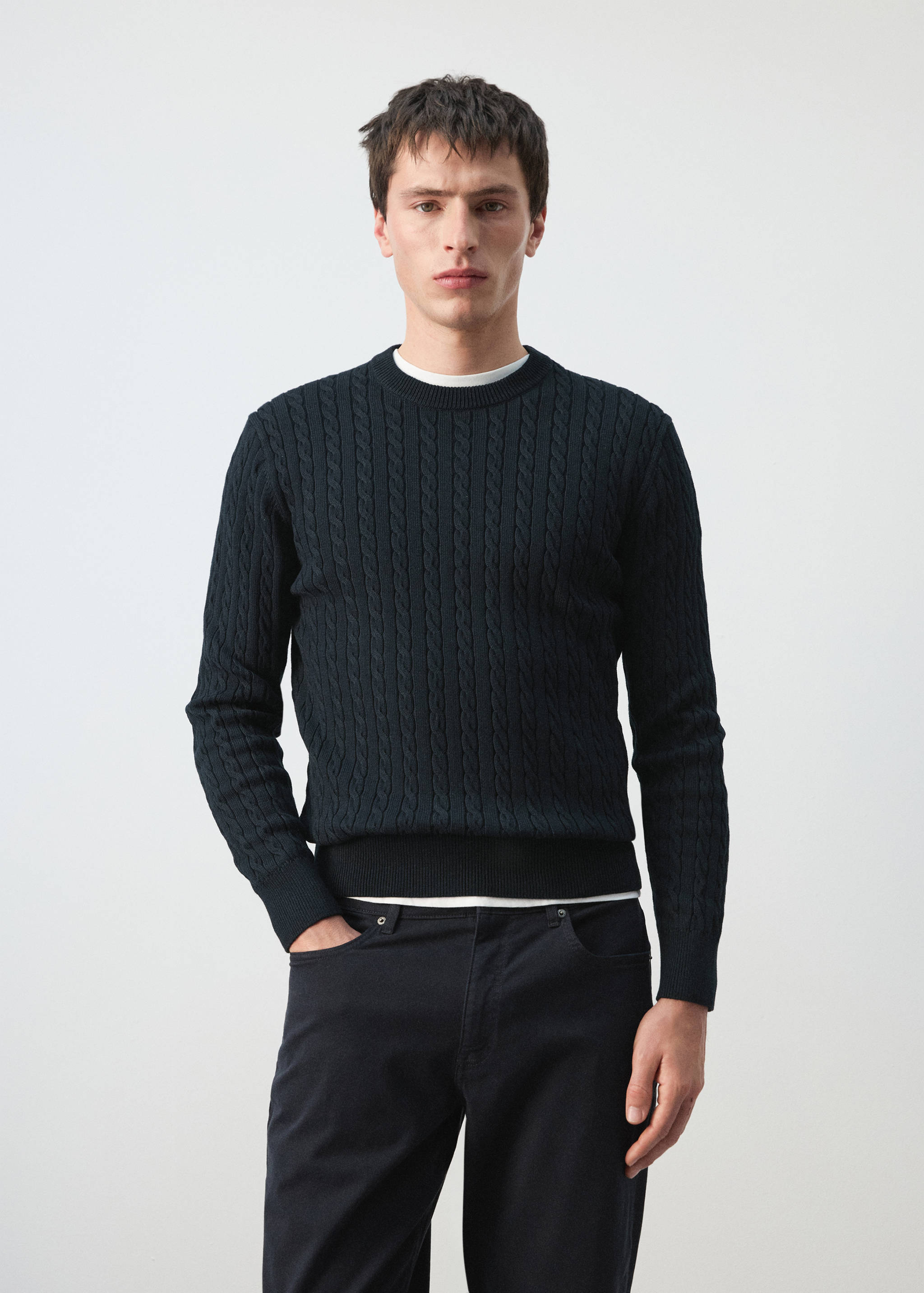 100% cotton cable knit sweater - Medium plane