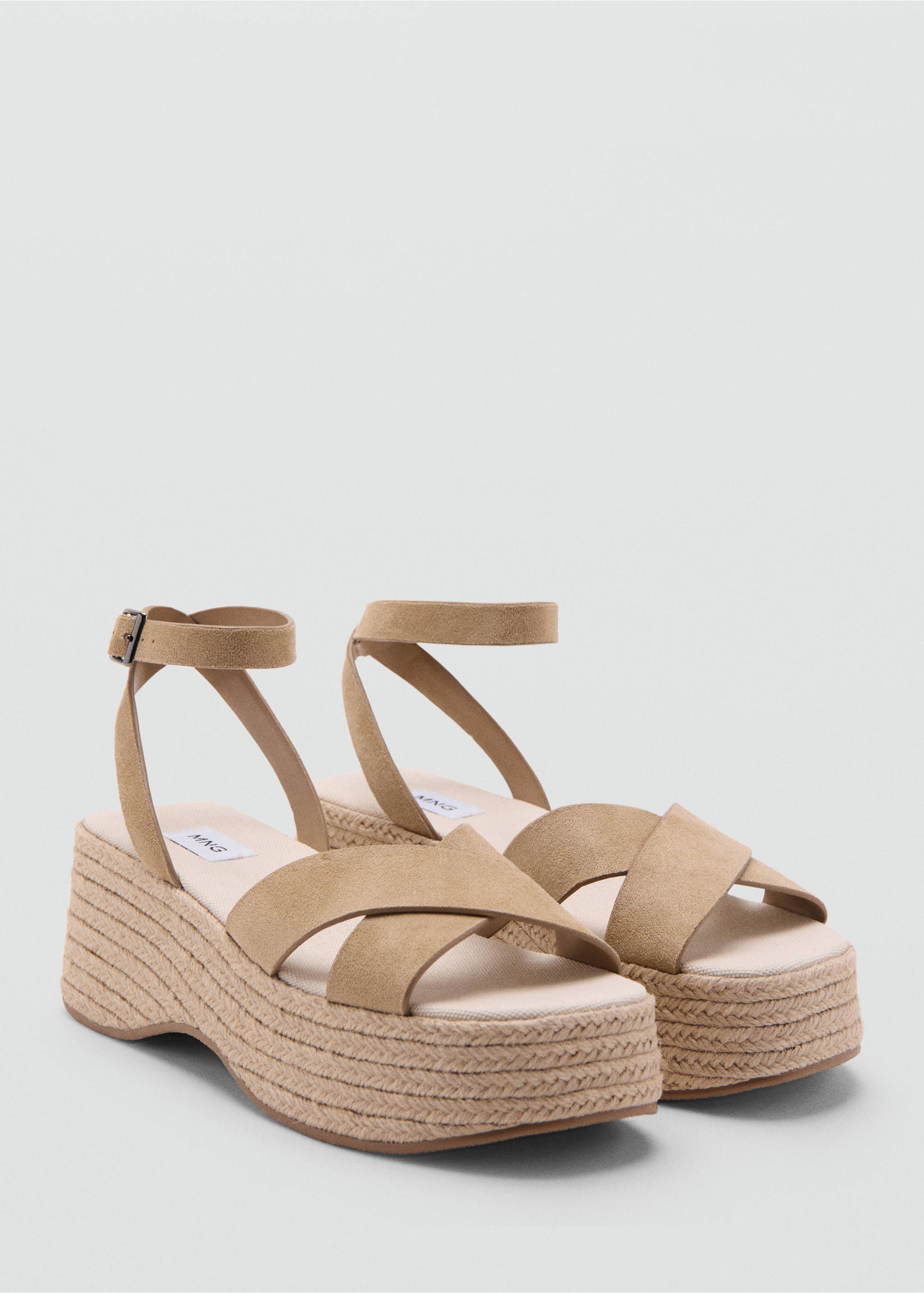 Sandália de plataforma com tiras cruzadas - Plano médio, Castanho-médio. Ref: 27065947-00.