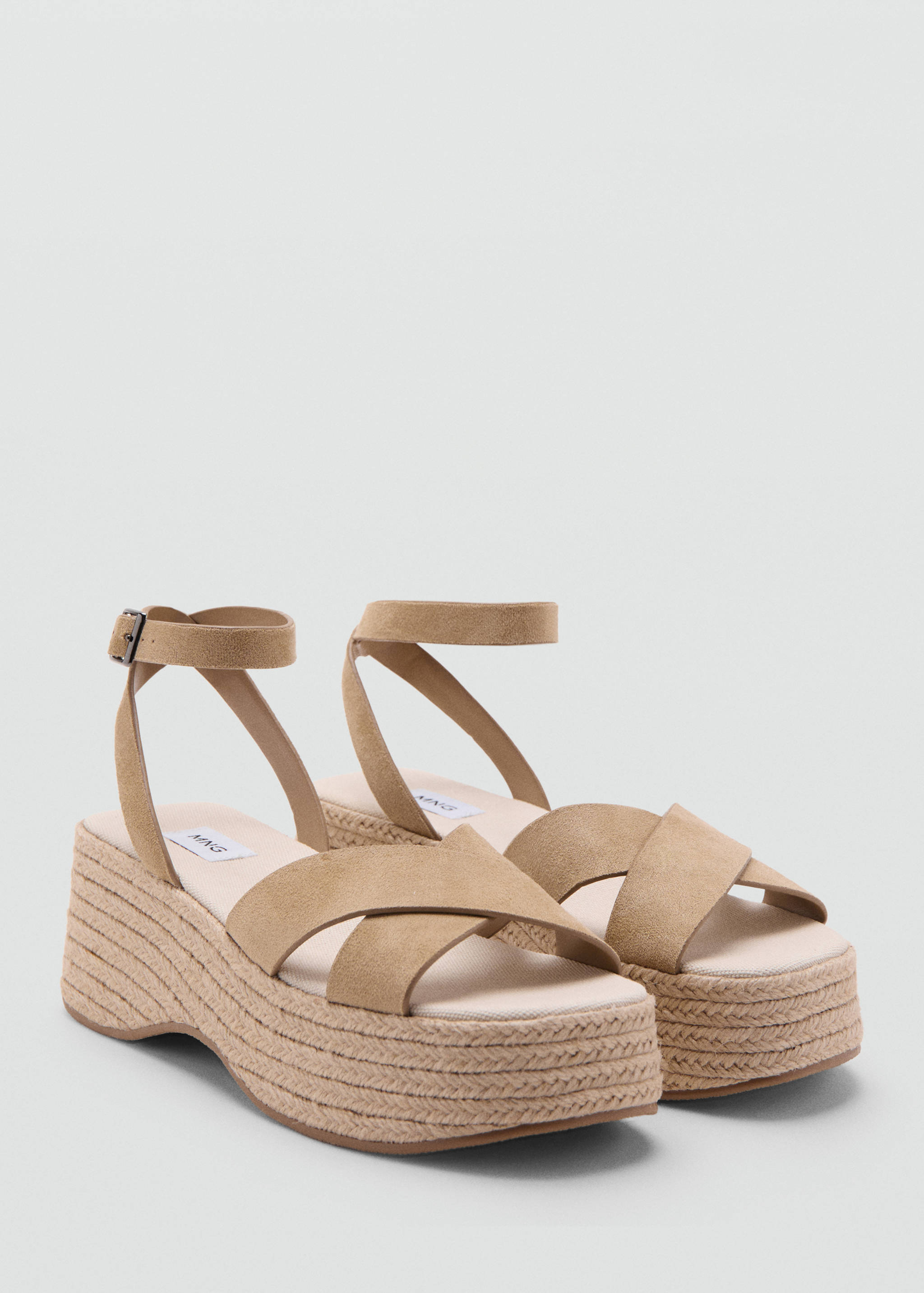 Sandály s platformou a překříženými pásky - Náhled ve středové rovině