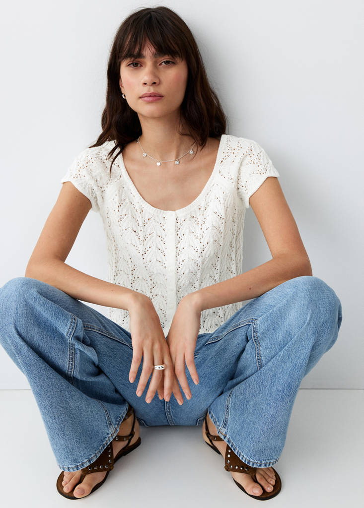 Stricktop mit Lochmuster — Cremeweiß
