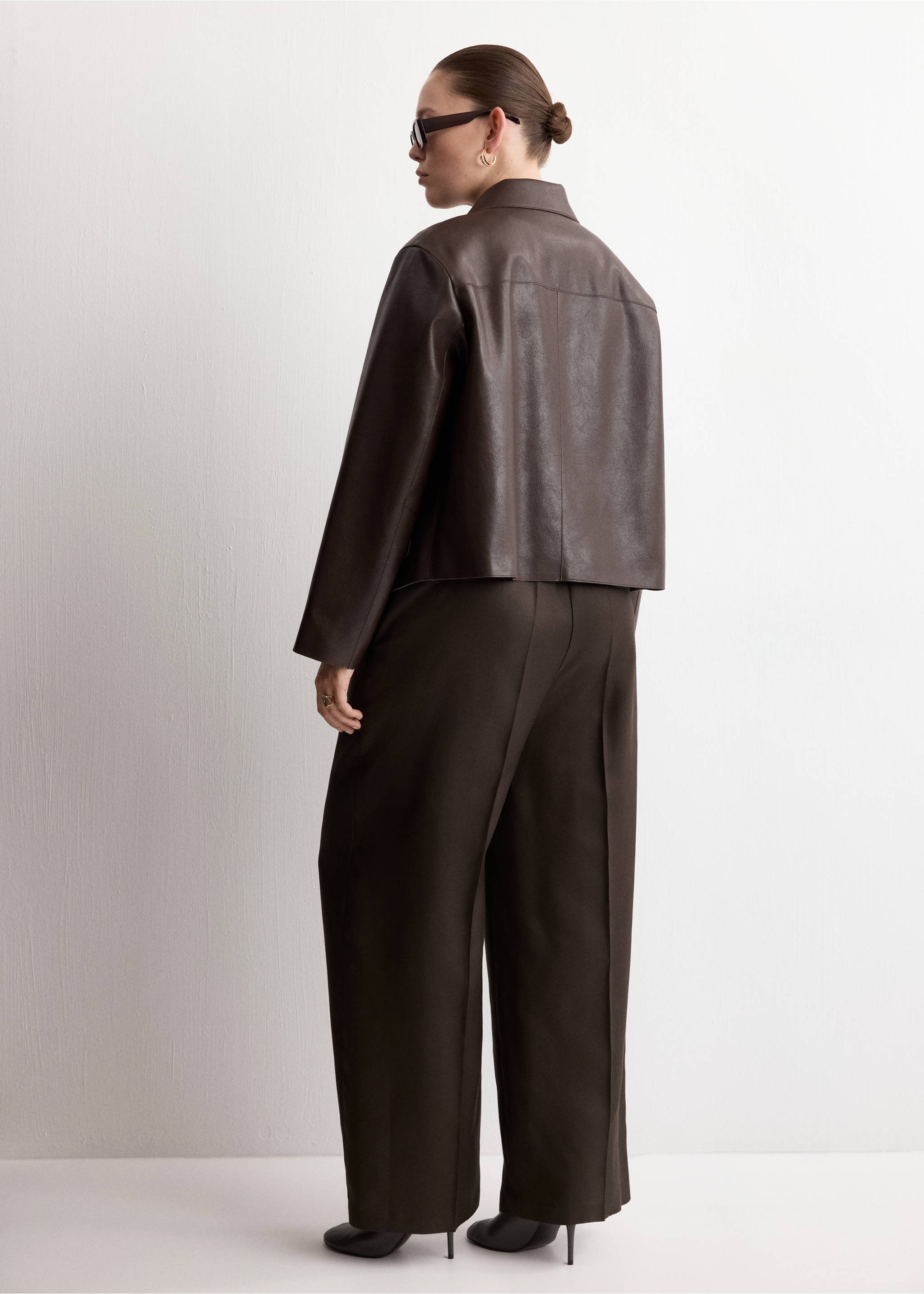 High-waisted lyocell trousers - Details of the article 4, Chocolate. Ref: 27065964-05.