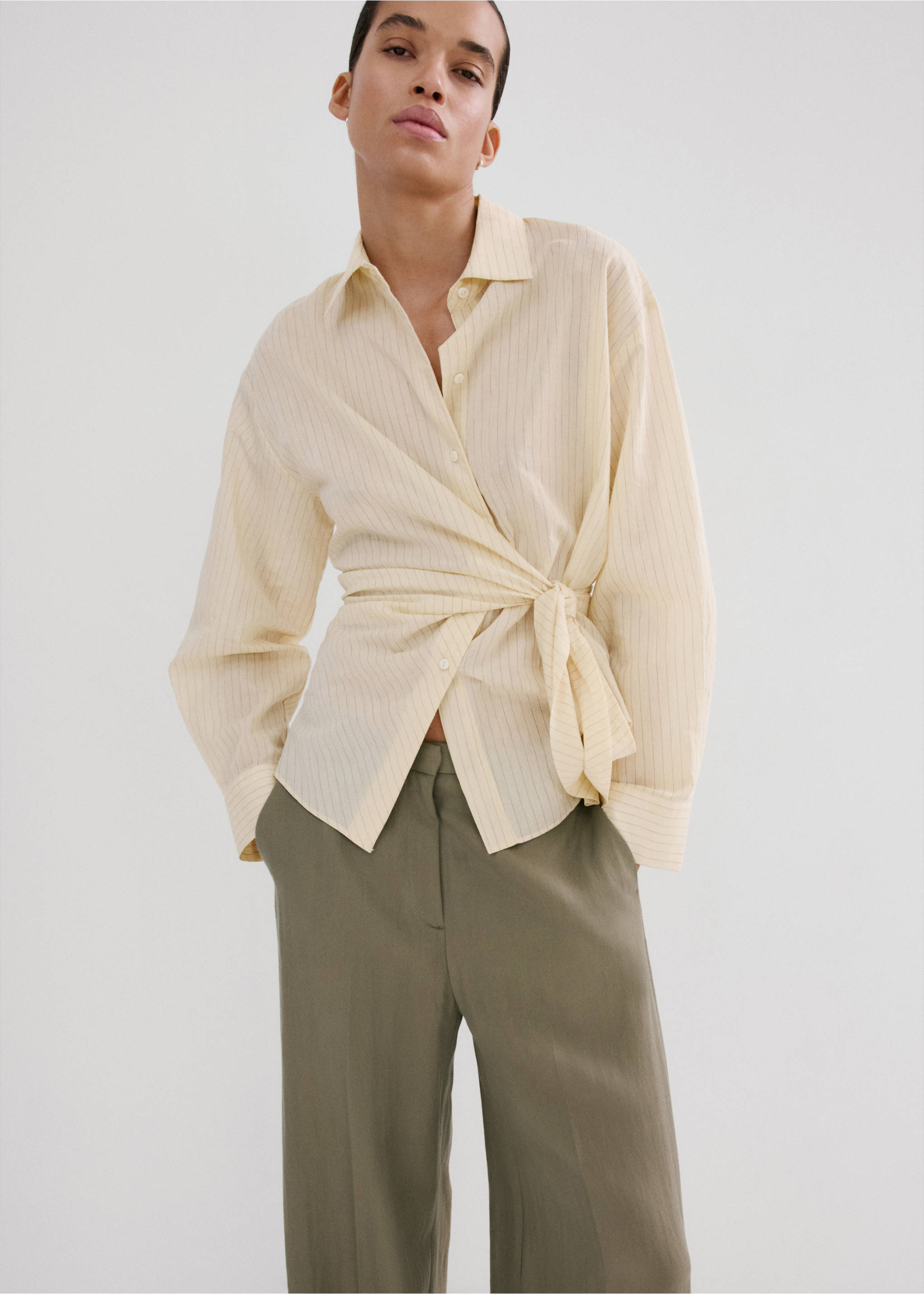 High-waisted lyocell trousers - Details of the article 1, Khaki. Ref: 27065964-00.