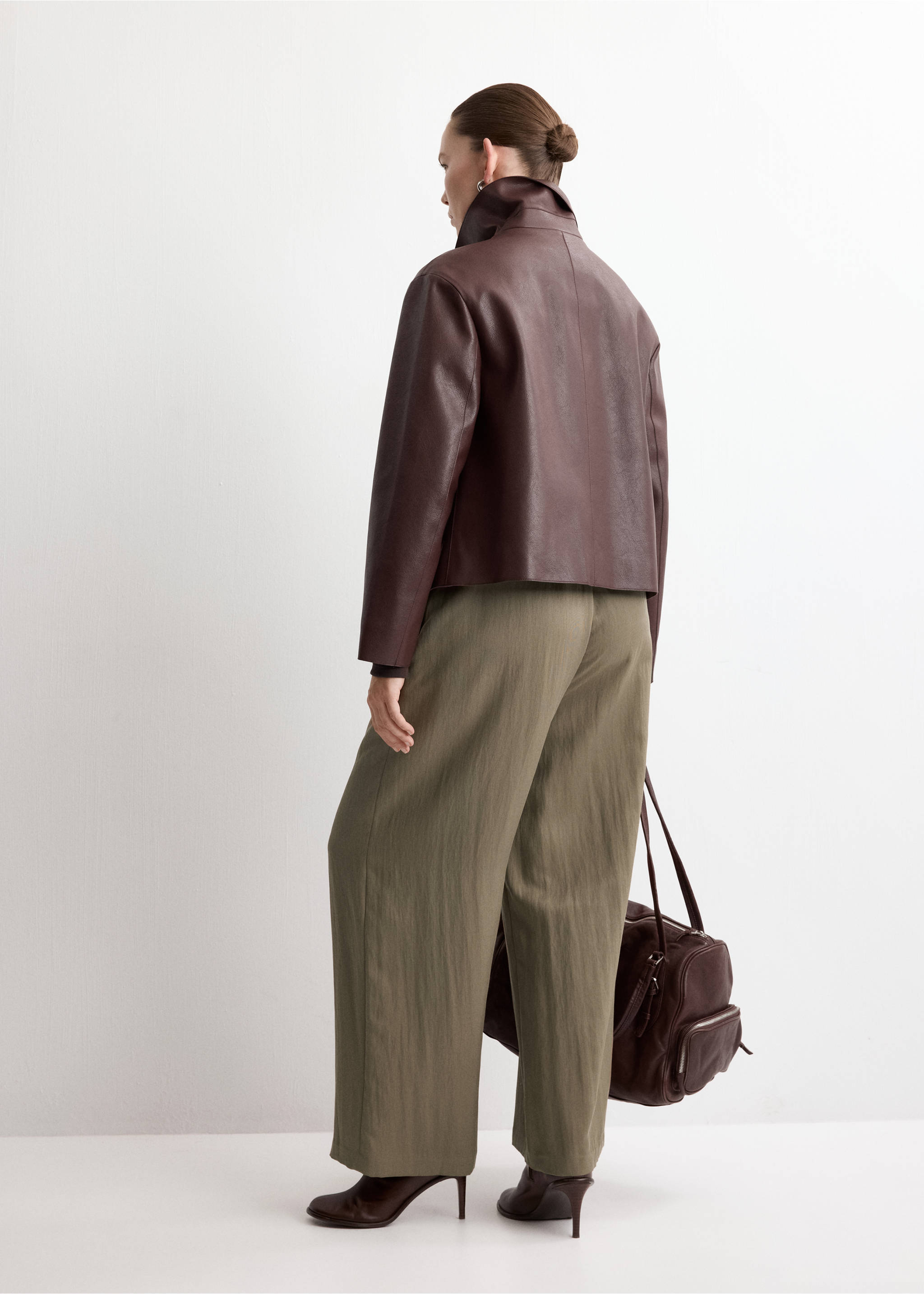 High-waisted lyocell trousers - Details of the article 4, Khaki. Ref: 27065964-00.