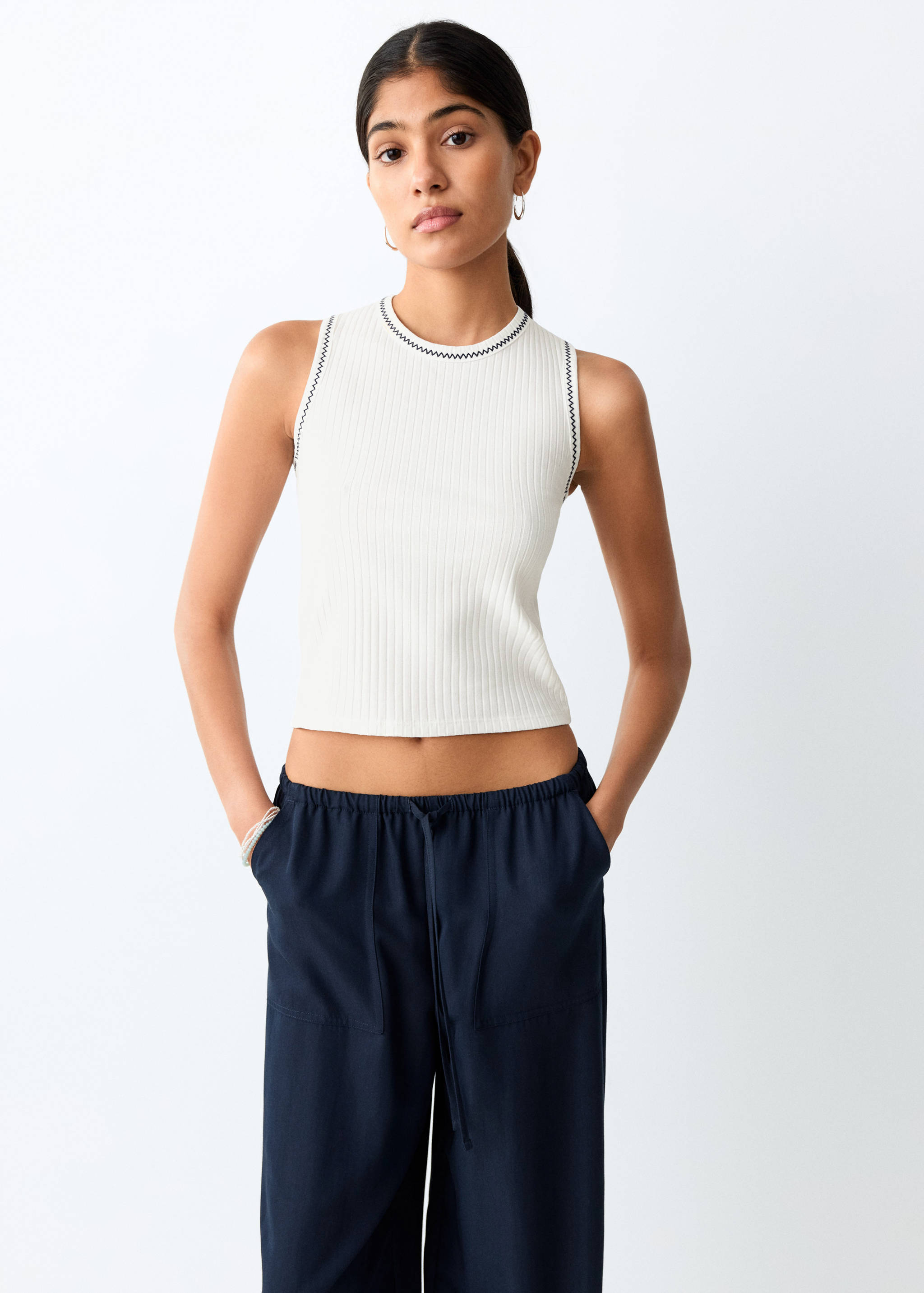 Top with contrasting trims - Medium plane