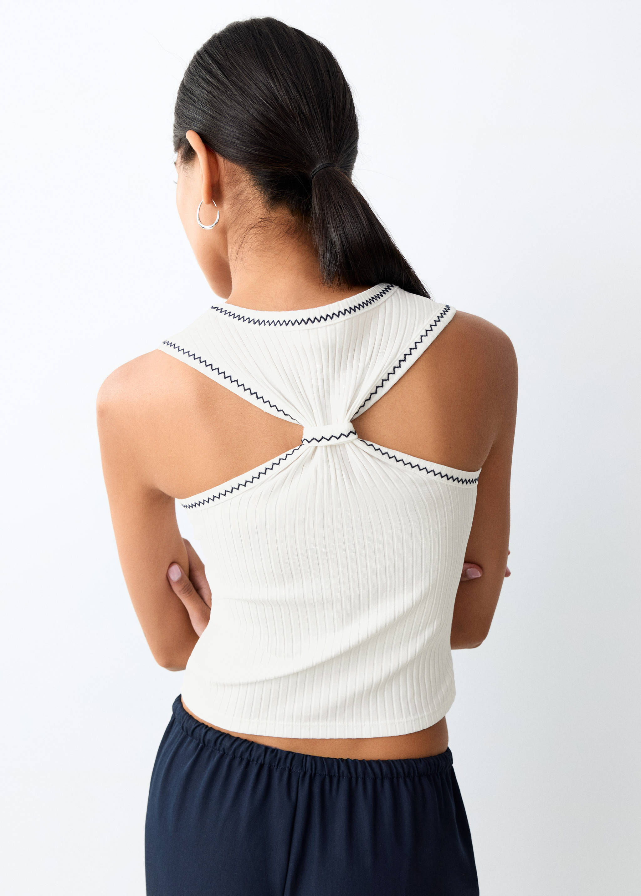 Top with contrasting trims - Reverse of the article