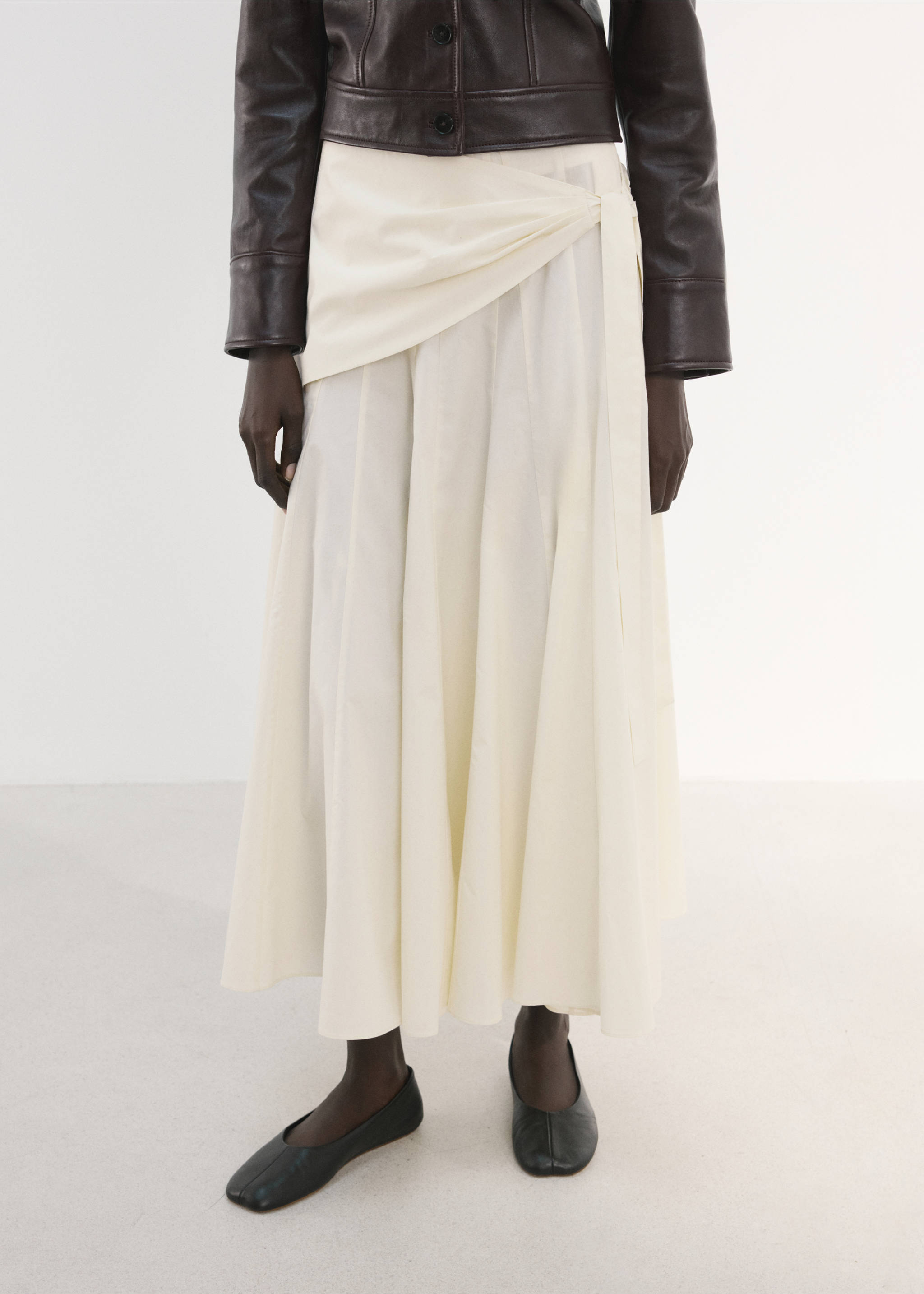 Jupe évasée détail foulard - Plan moyen, Blanc cassé. Ref: 27065971-00.