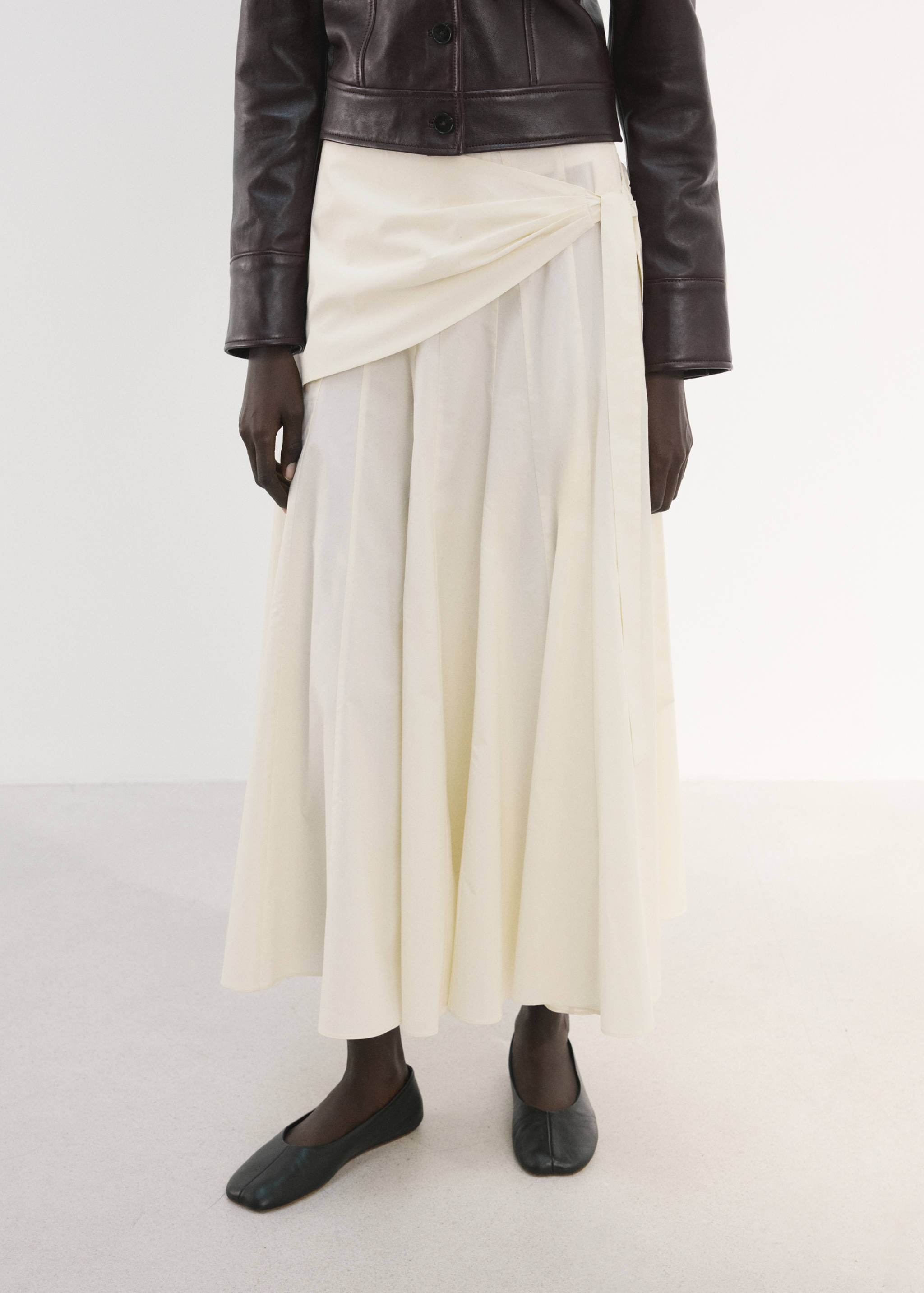 Falda evasé detalle pañuelo - Plano medio