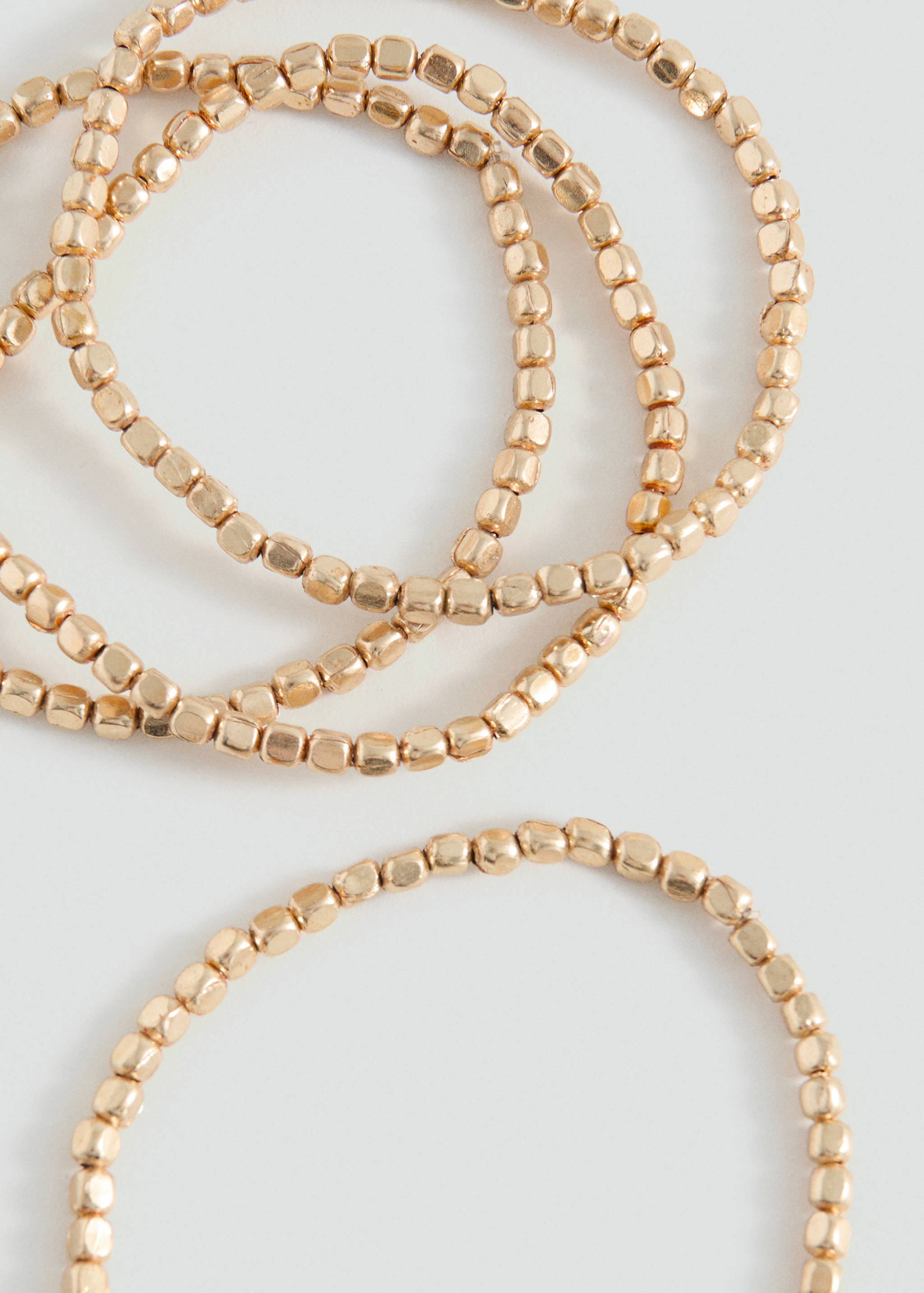 Два браслета с бусинками - Средний план