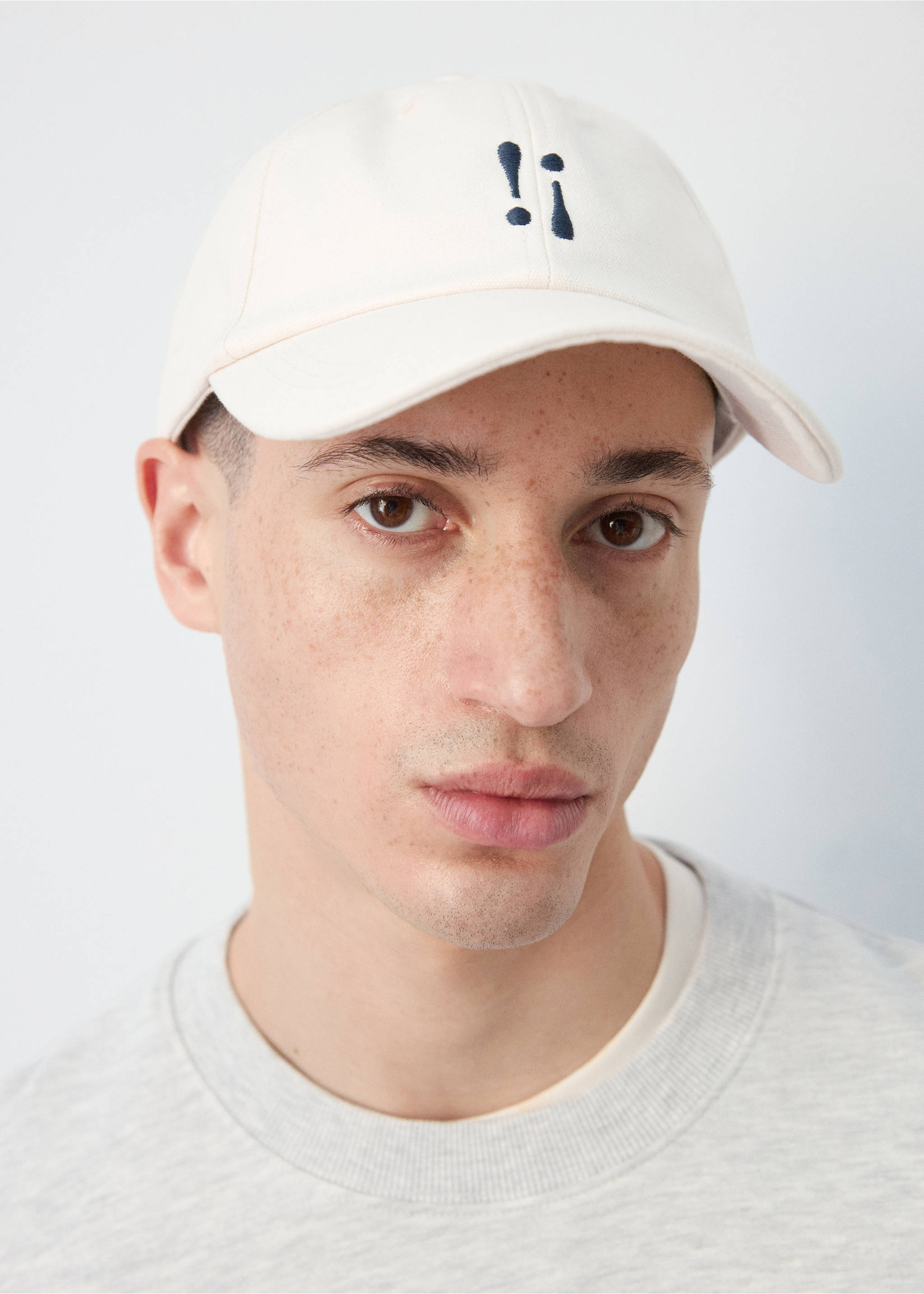 Бейсболка из хлопка с вышитой надписью - Общий план, Грязно-белый. Ref: 27065991-00.