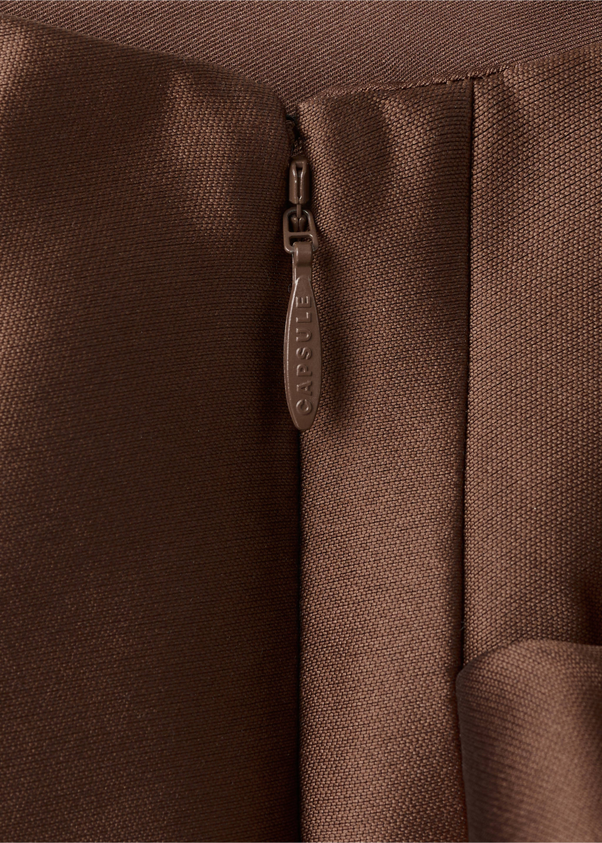 Drapiertes Kleid mit asymmetrischem Design - Detail des Artikels 8, Braun. Ref: 27065993-00.