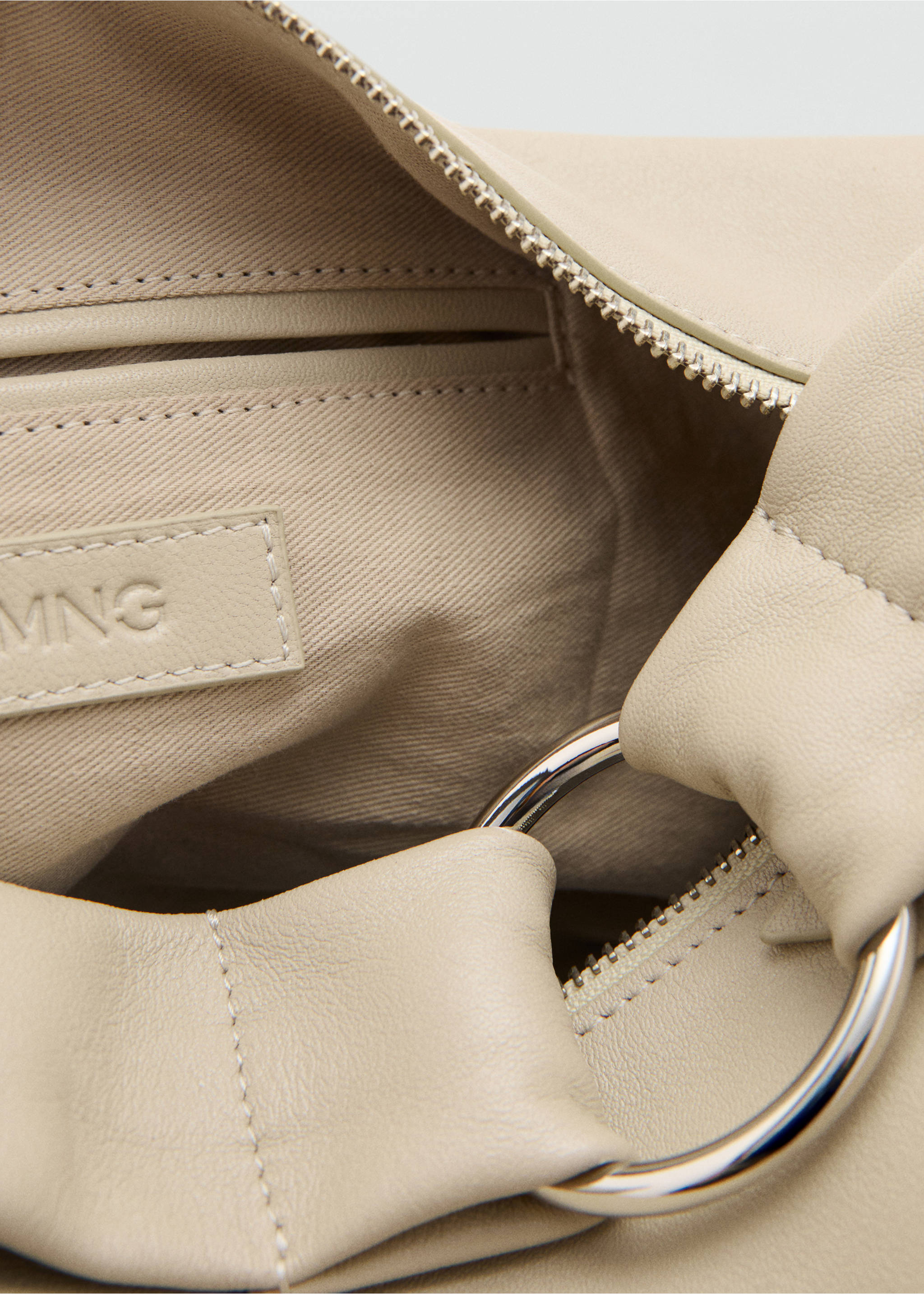 Sac cuir porté épaule boucle - Détail de l'article 3, Écru. Ref: 27066000-00.