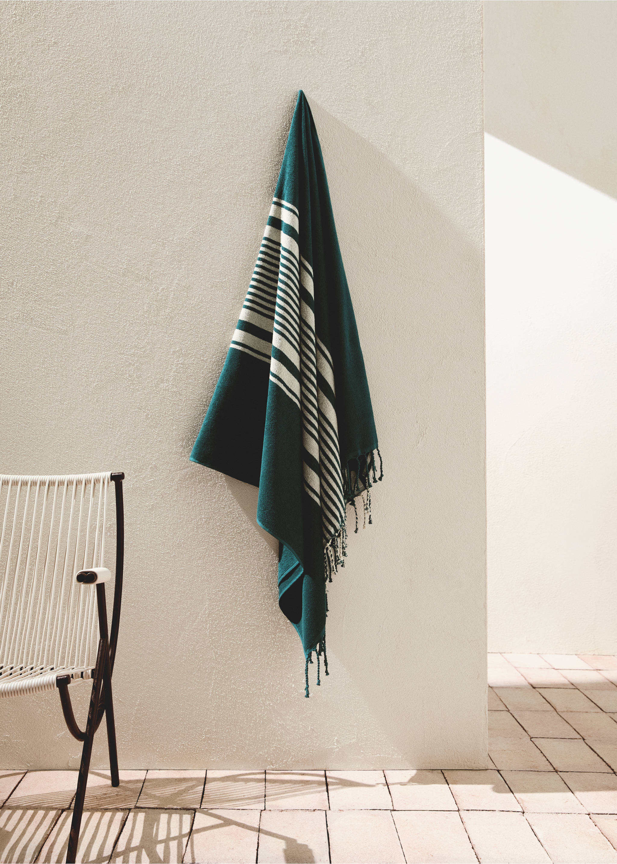 Strandhåndkle med striper og frynsedetaljer - Total bildeutsnitt, Skoggrønn. Ref: 27066357-00.