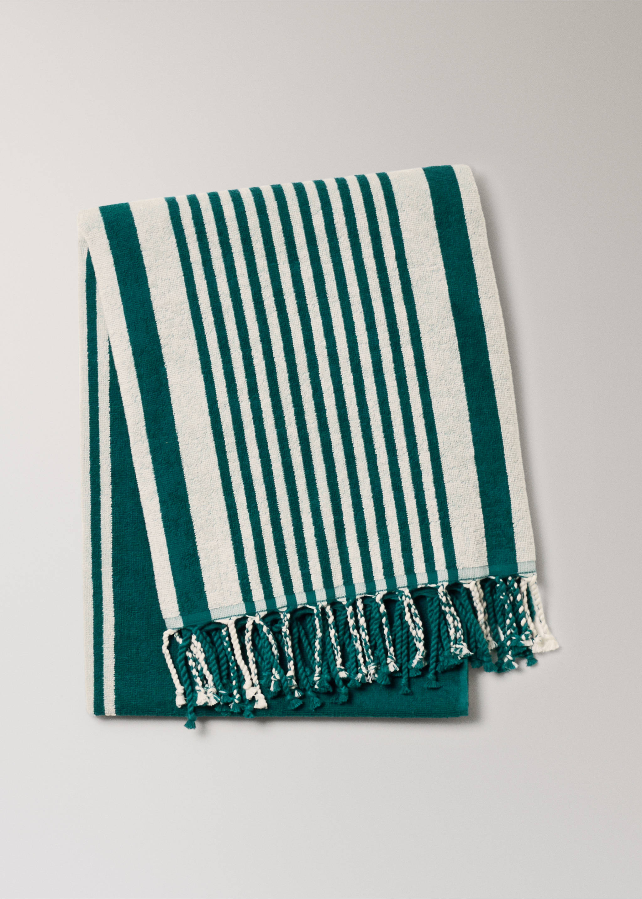 Strandhåndkle med striper og frynsedetaljer - Artikkel uten modell, Skoggrønn. Ref: 27066357-00.