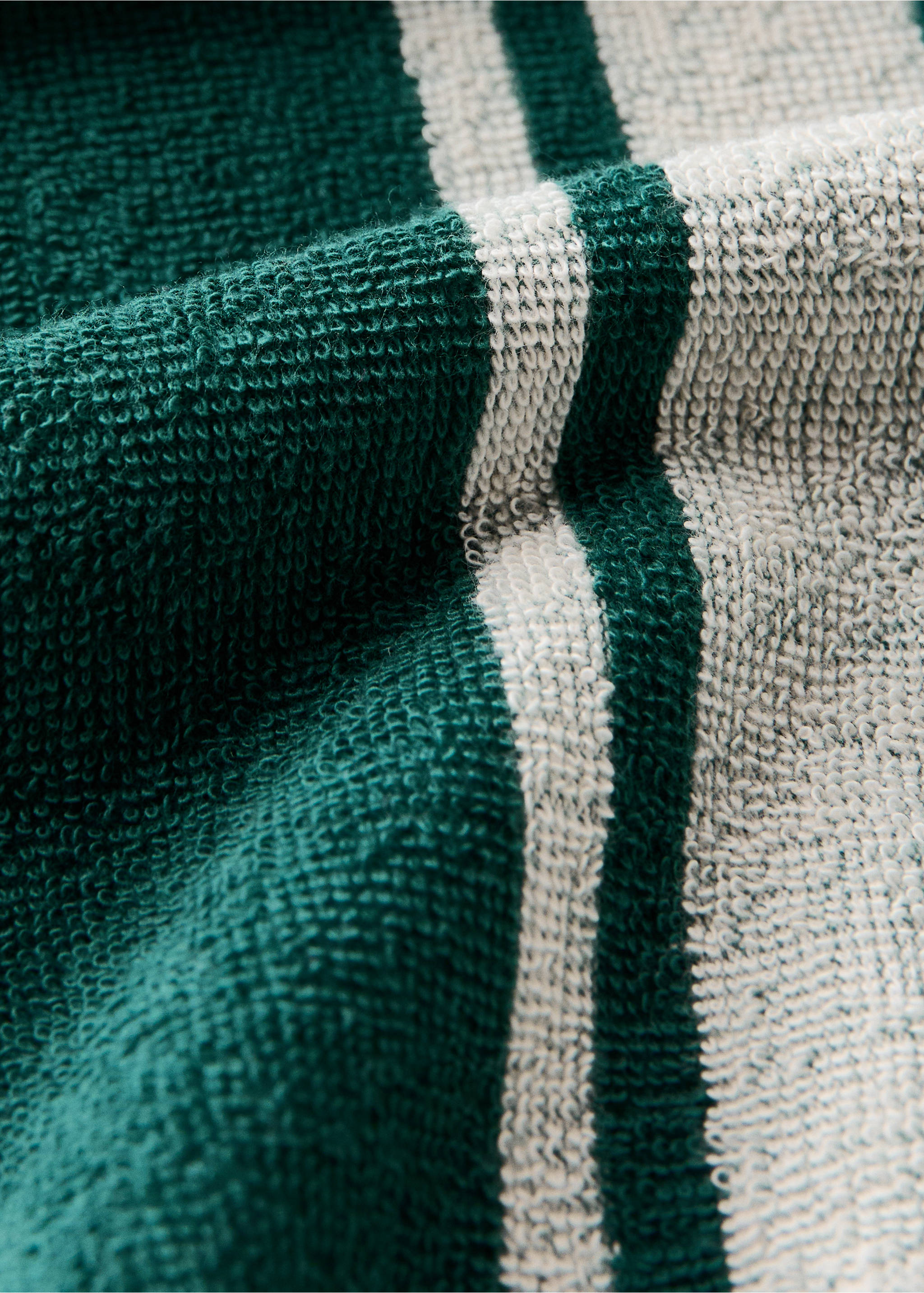 Strandhåndkle med striper og frynsedetaljer - Artikkeldetalj 1, Skoggrønn. Ref: 27066357-00.