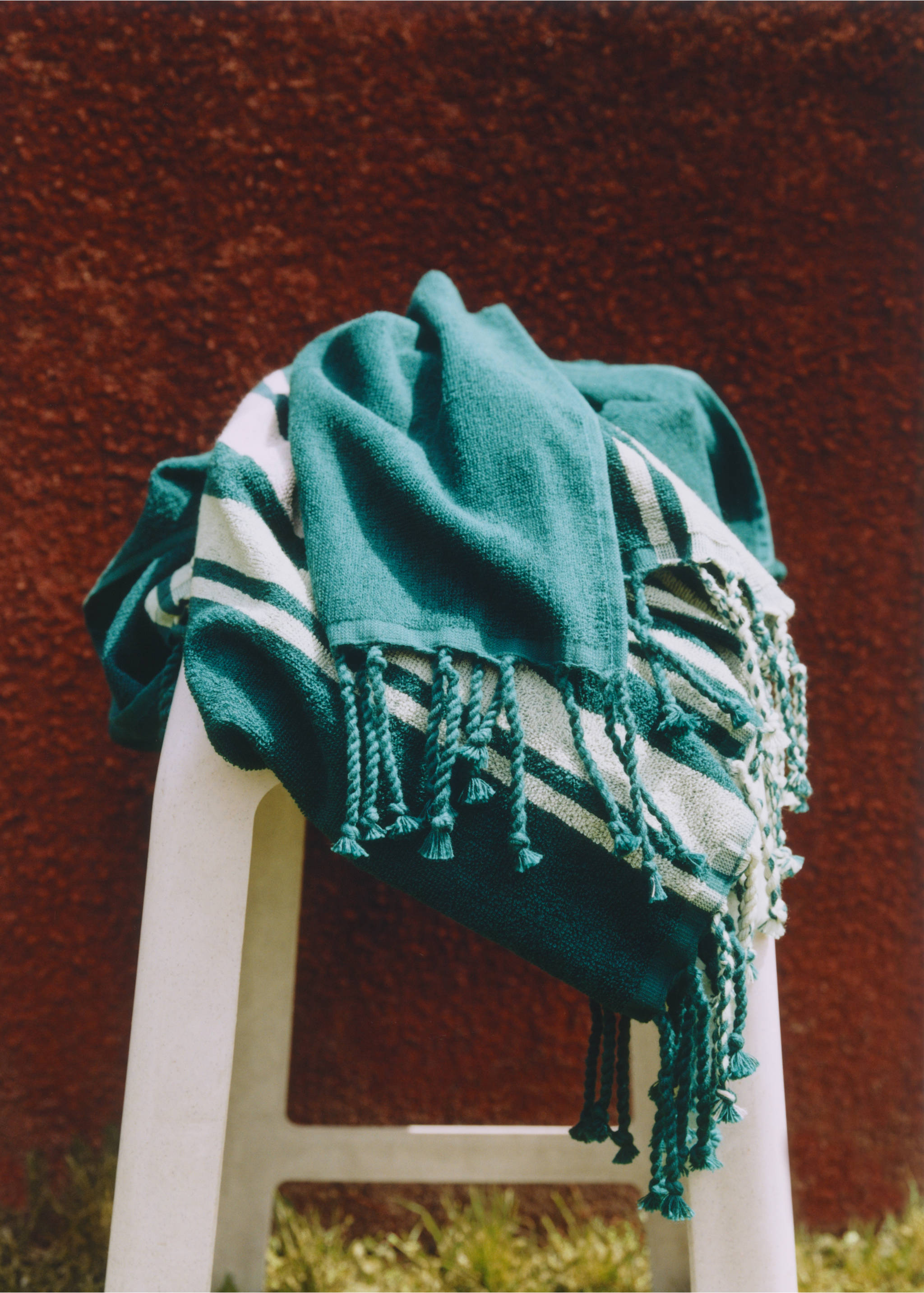 Striped beach towel with tassel detail - Details of the article 5, Forest Green. Ref: 27066357-00.