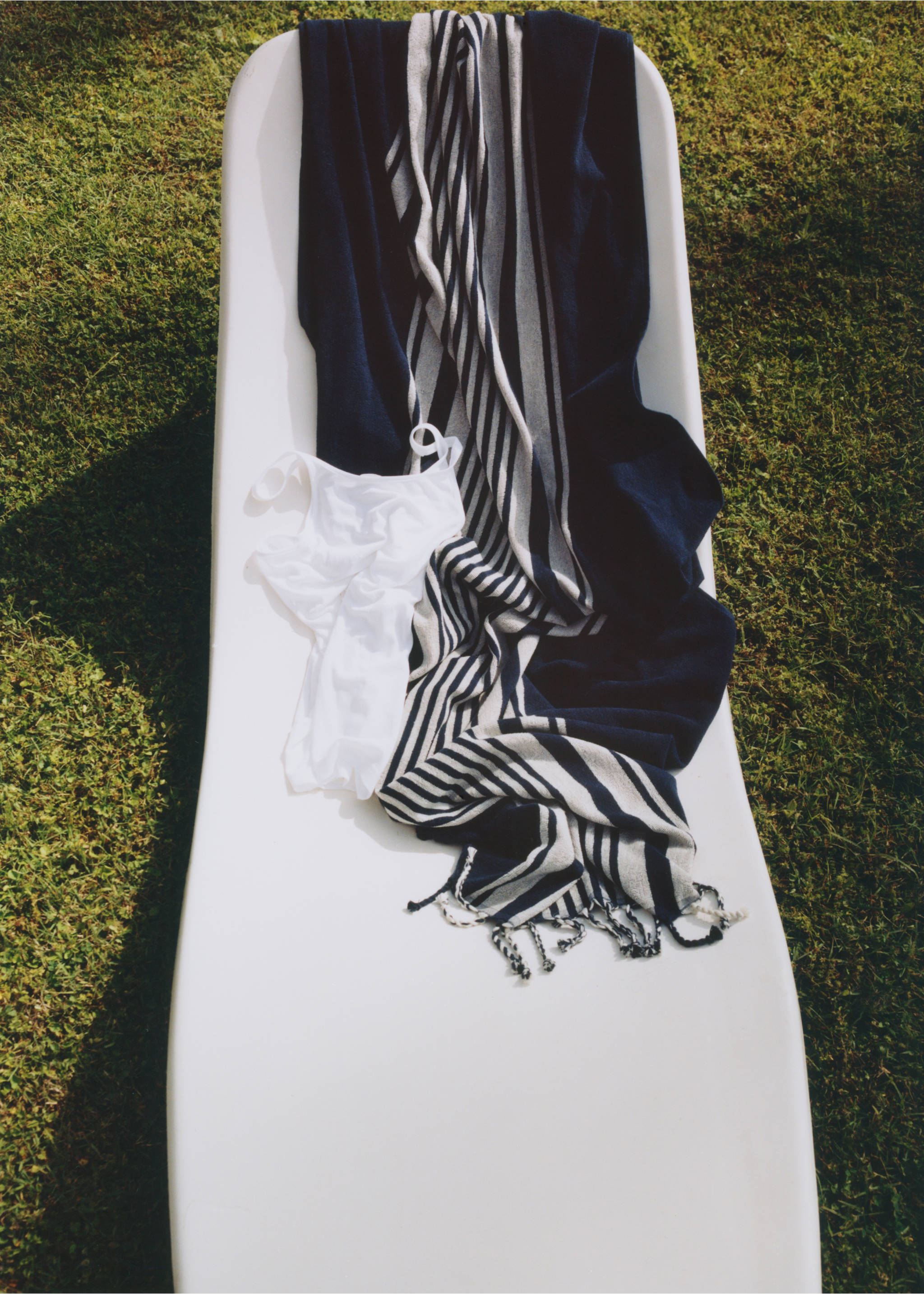 Striped beach towel with tassel detail - Details of the article 5, Navy. Ref: 27066357-00.