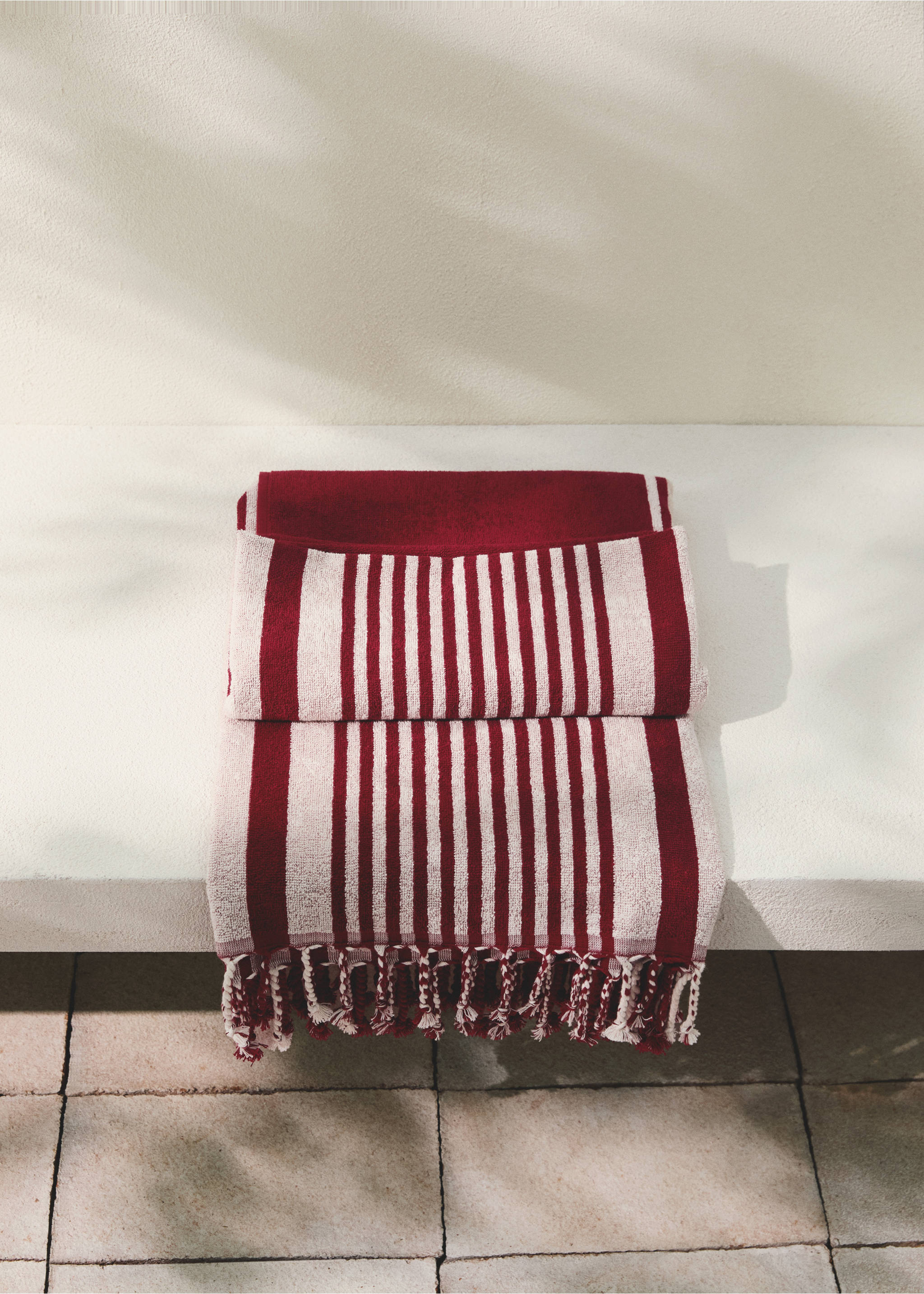 Strandhåndkle med striper og frynsedetaljer - Total bildeutsnitt, Rødbrun. Ref: 27066357-00.