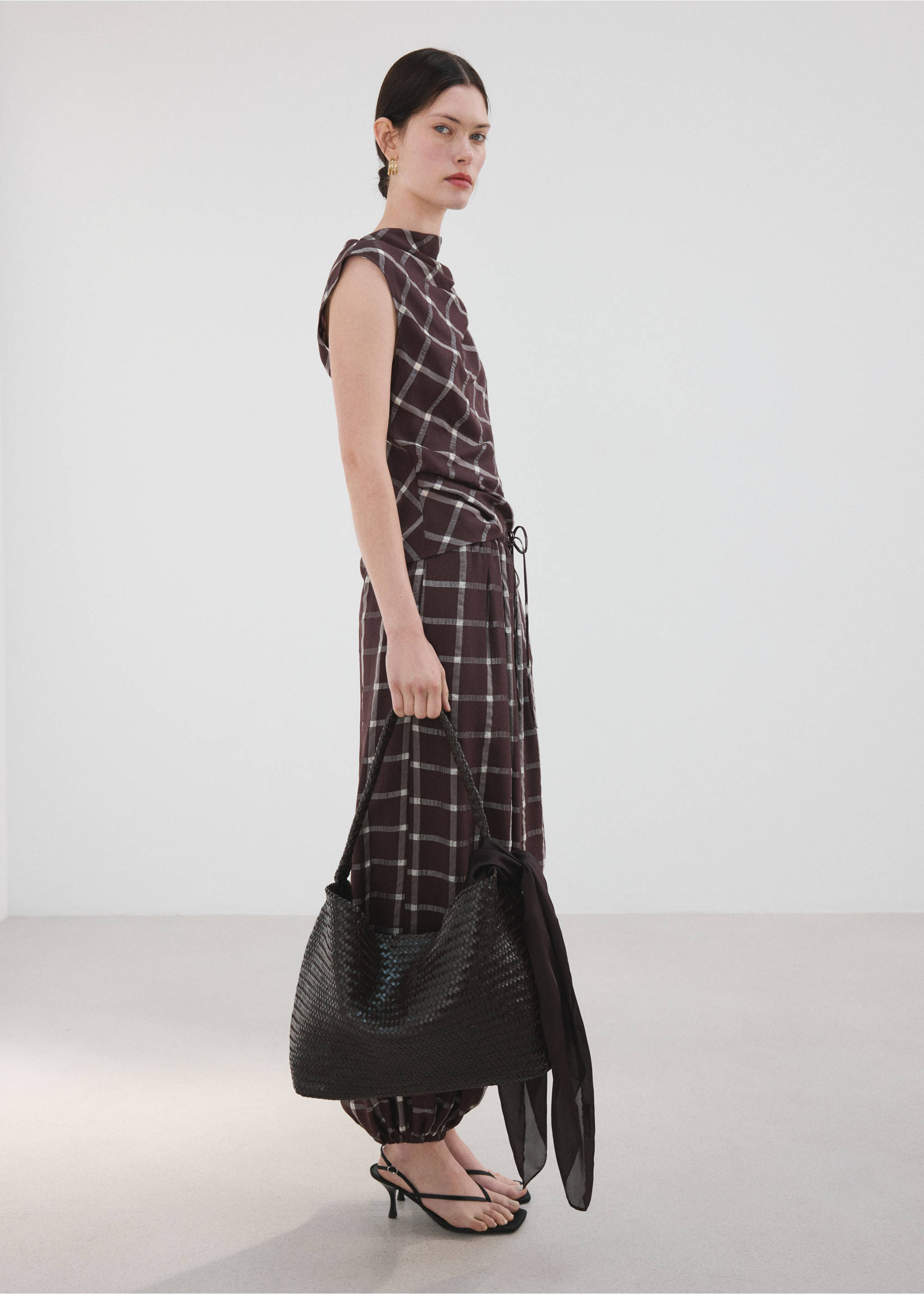 Top ajusté col drapé - Plan général, Bordeaux. Ref: 27066361-00.