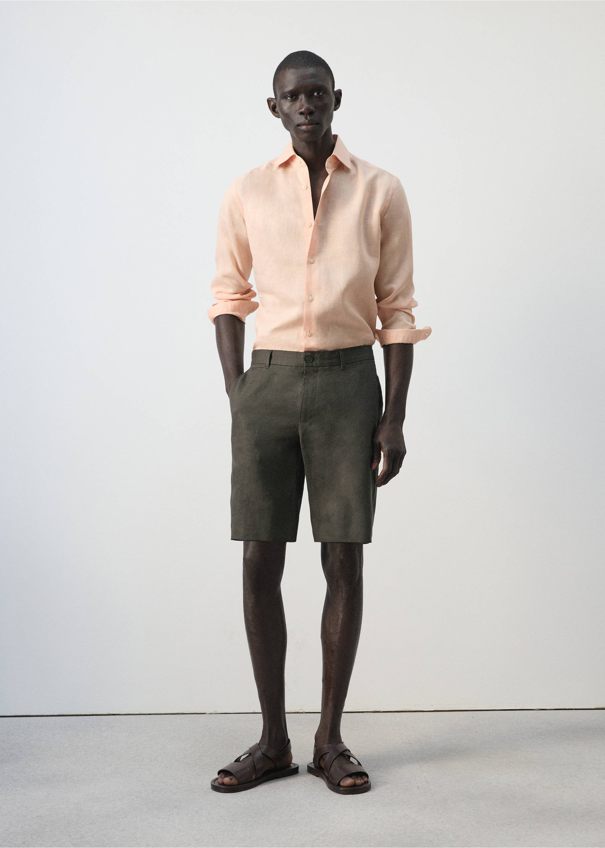 Bermuda slim-fit 100 % lin - Plan général, Chocolat. Ref: 27066709-00.