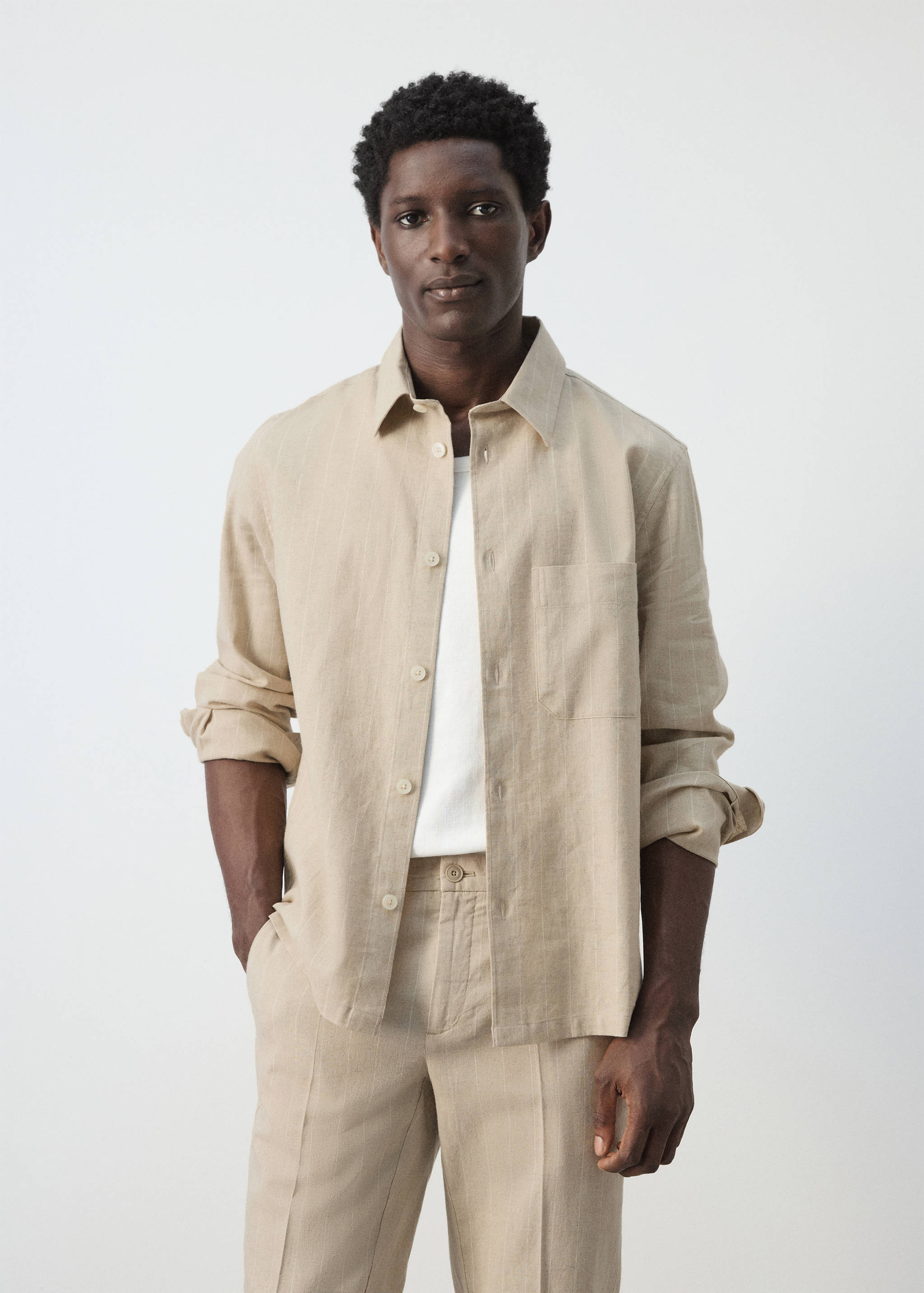 Camisa às riscas de mistura de linho e algodão - Plano médio