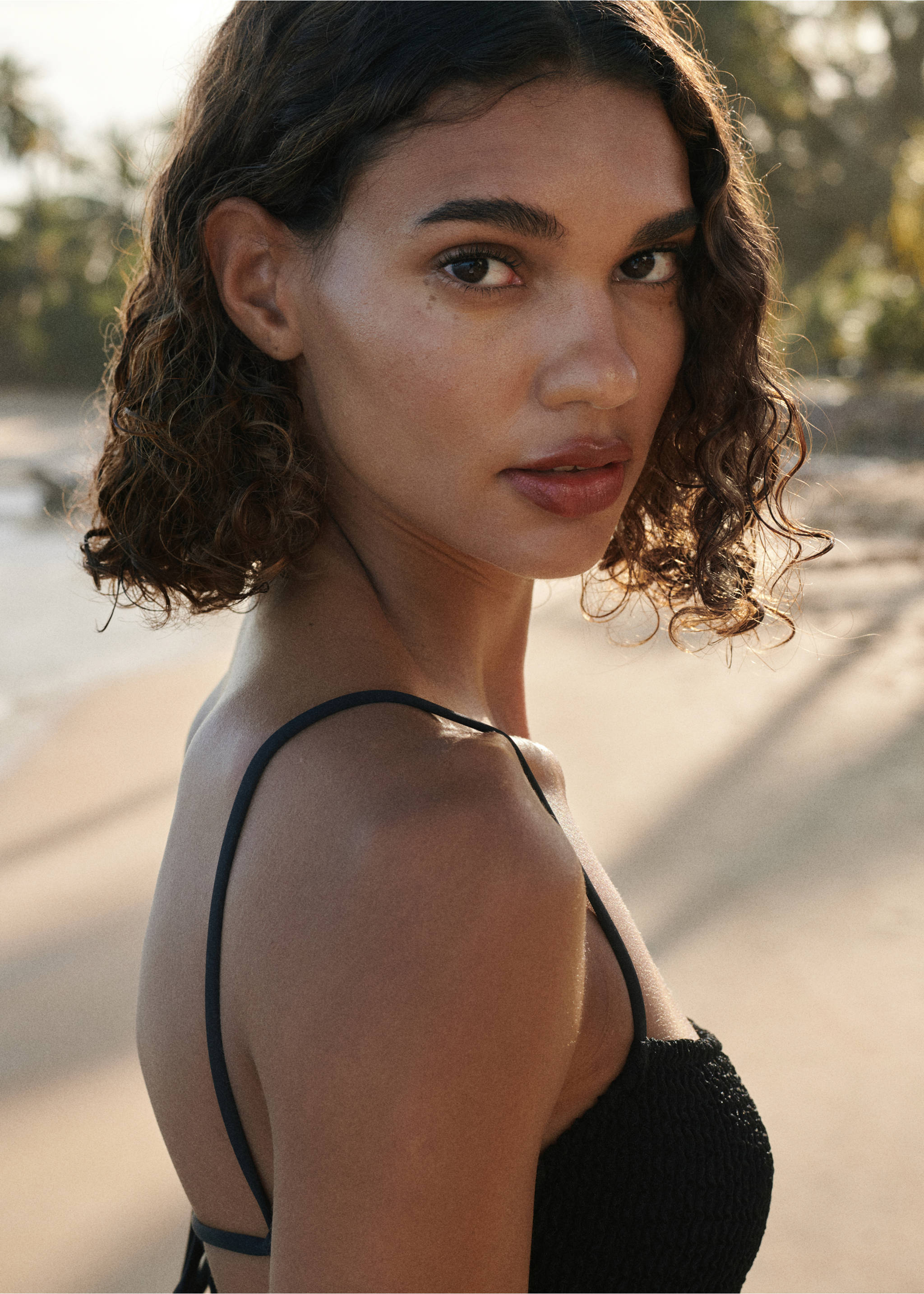 Maillot de bain à bretelles texturé - Détail de l'article 1, Noir. Ref: 27066736-00.