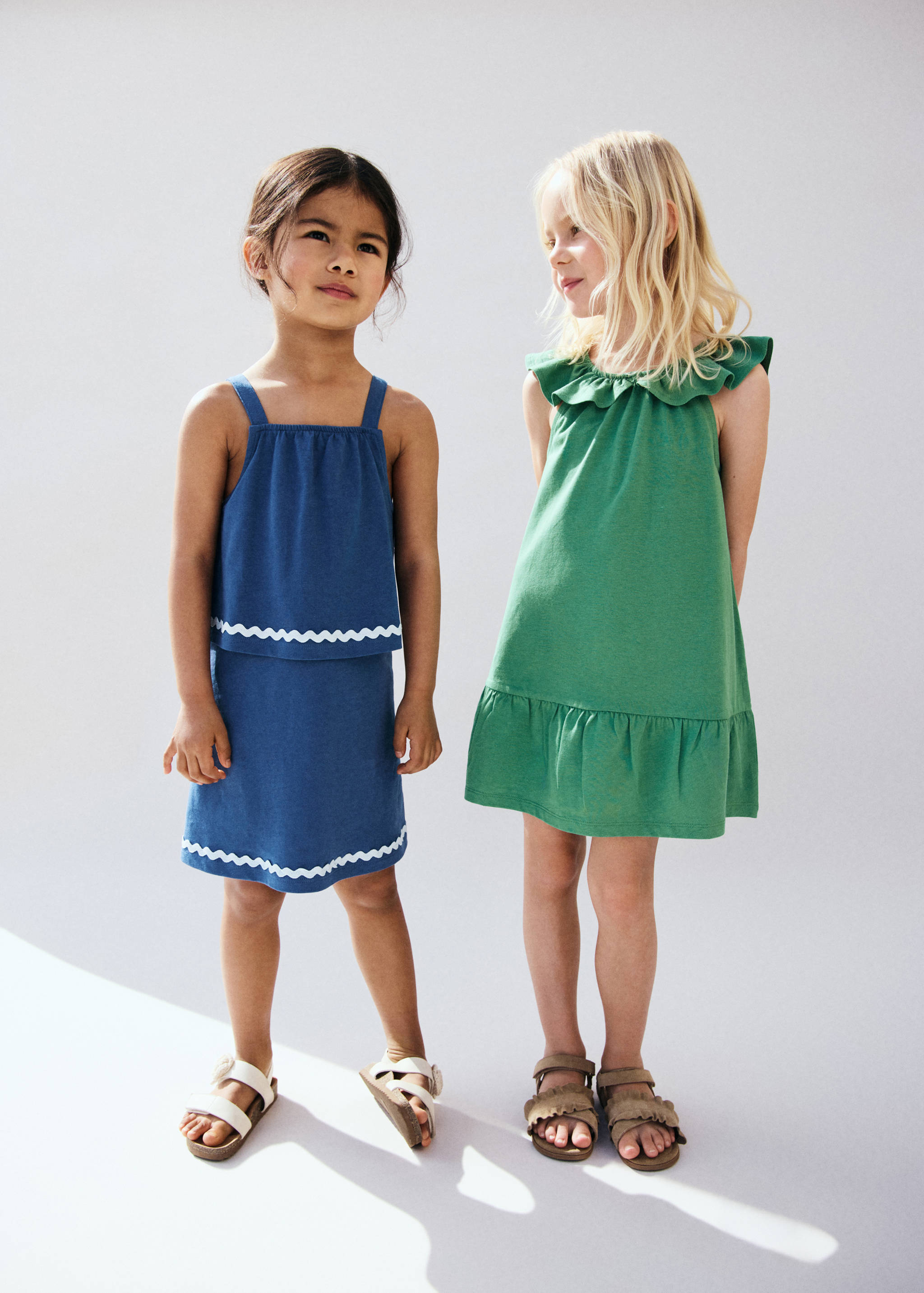 Robe courte avec détail festonné - Plan général