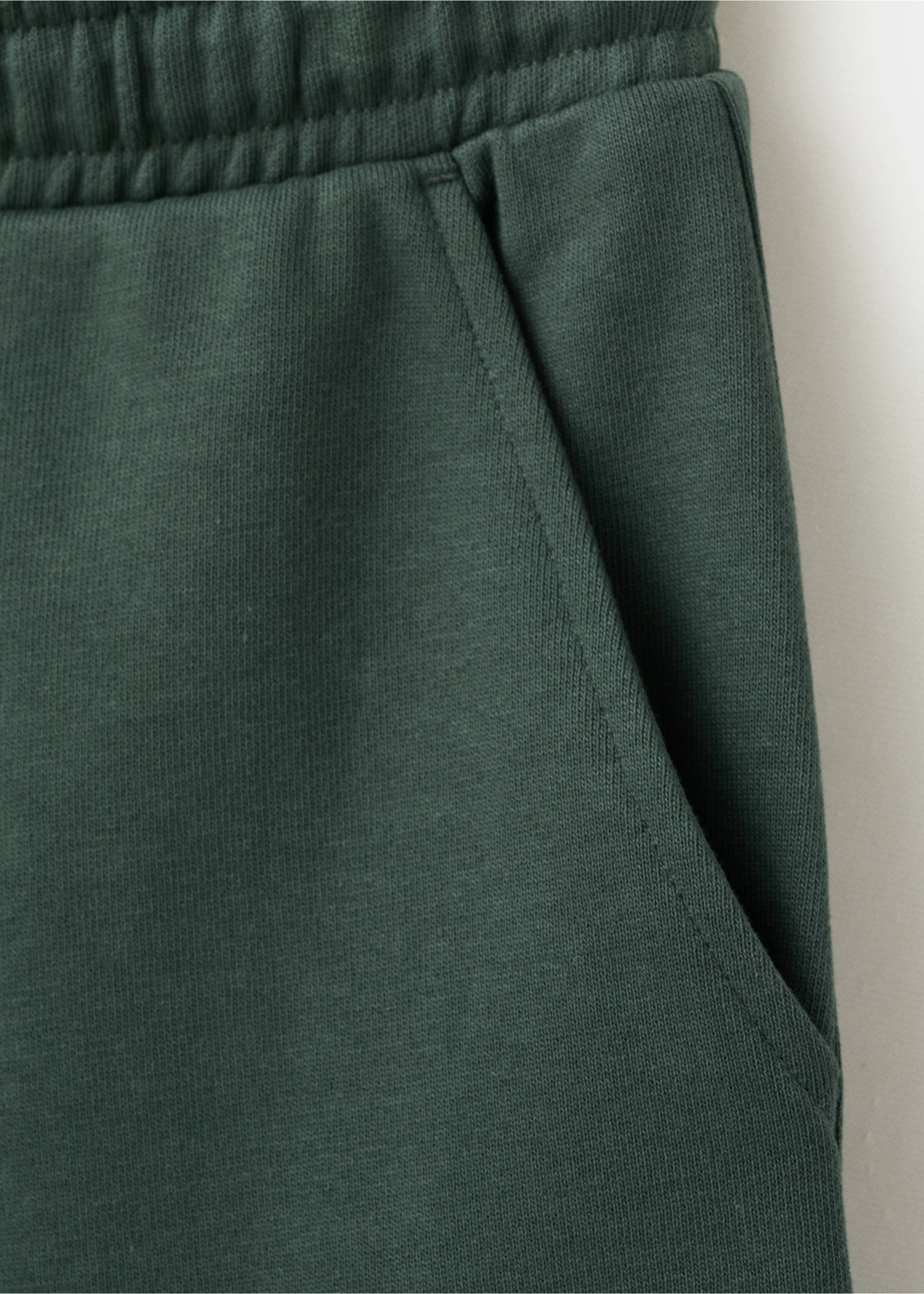 Drawstring cargo Bermuda shorts - Details of the article 8, Green. Ref: 27067136-00.
