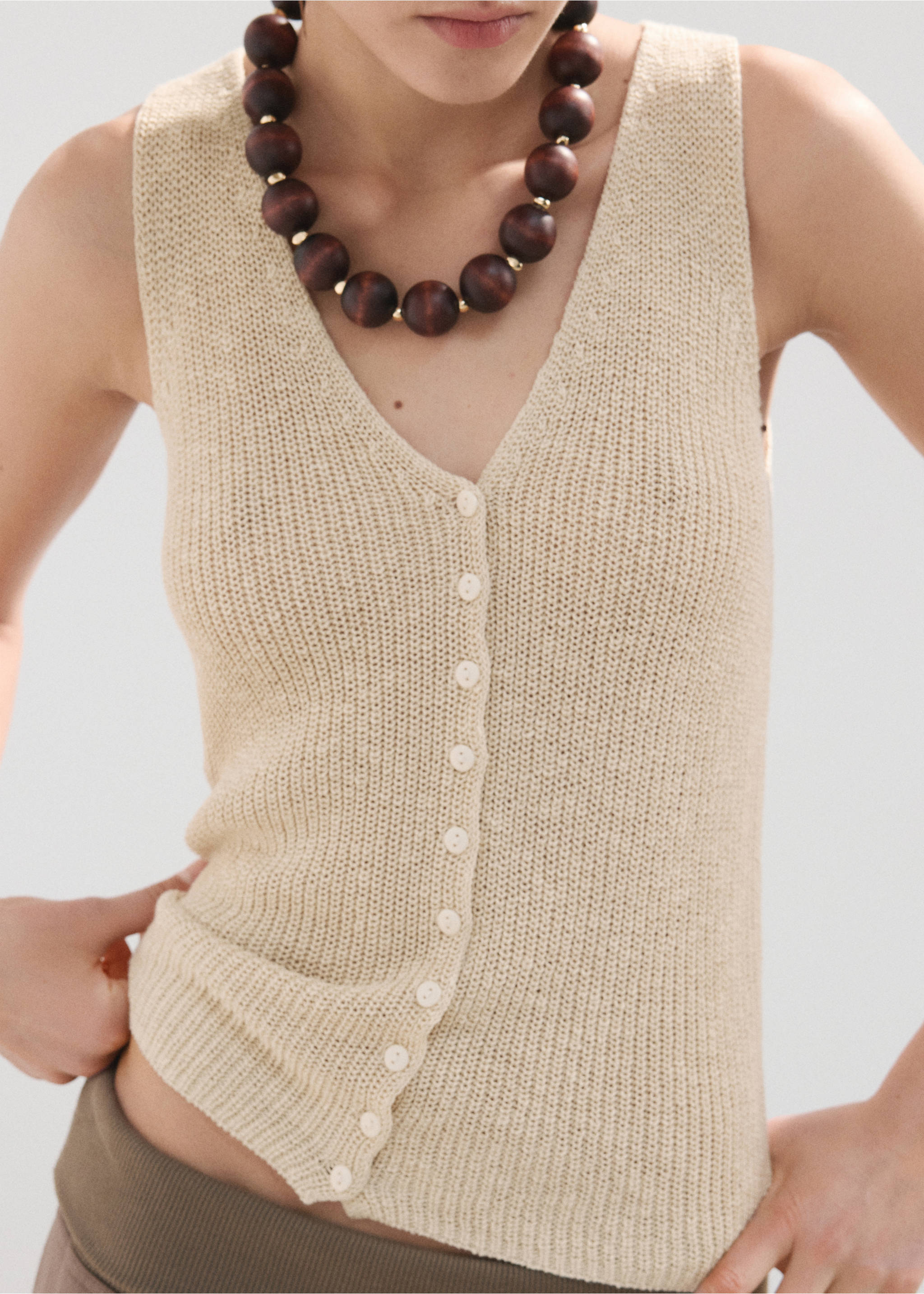 Openwork knitted waistcoat - Details of the article 1, Sand. Ref: 27067137-00.