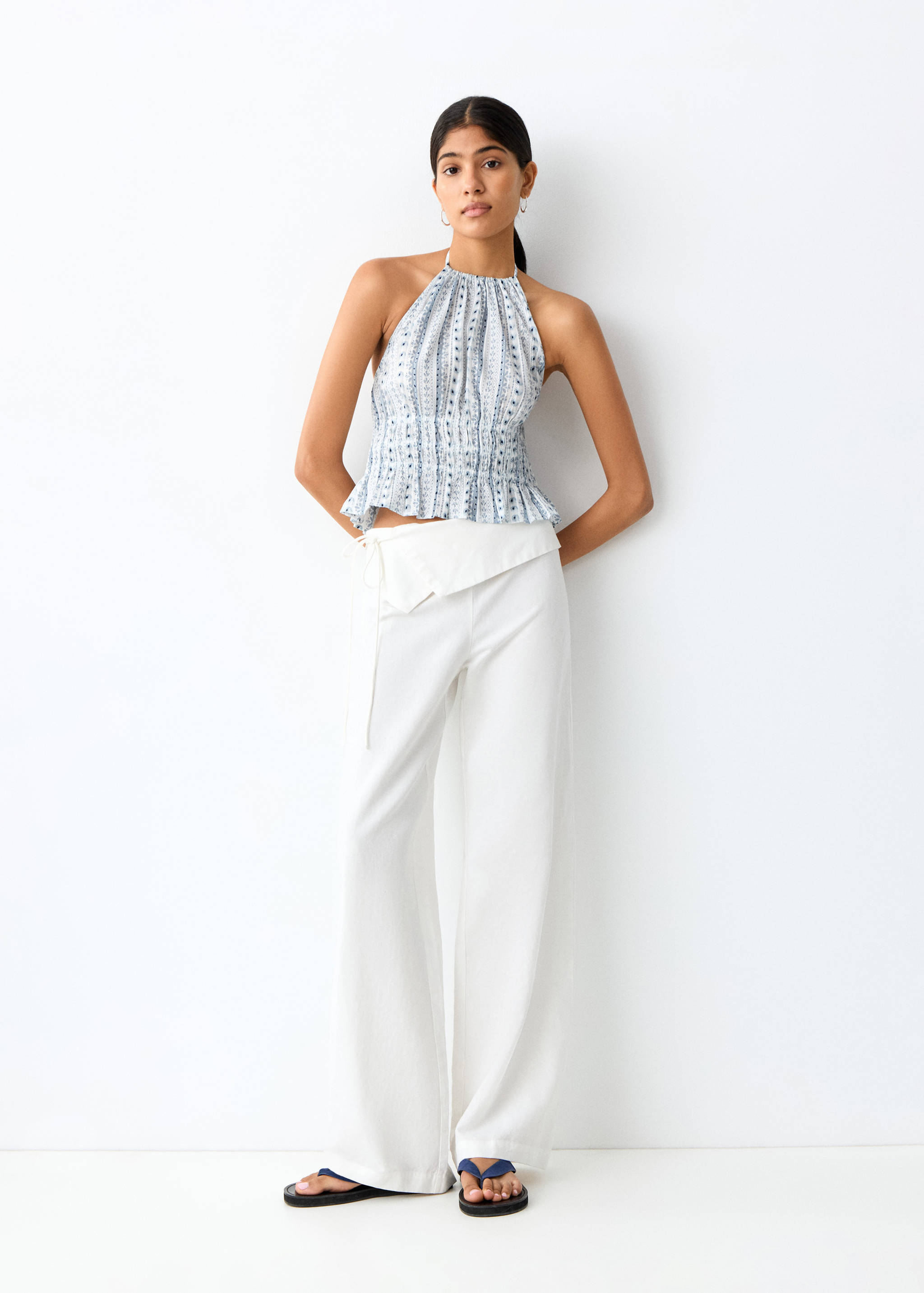 قميص بنقوش وياقة هالتر - رؤية عامة