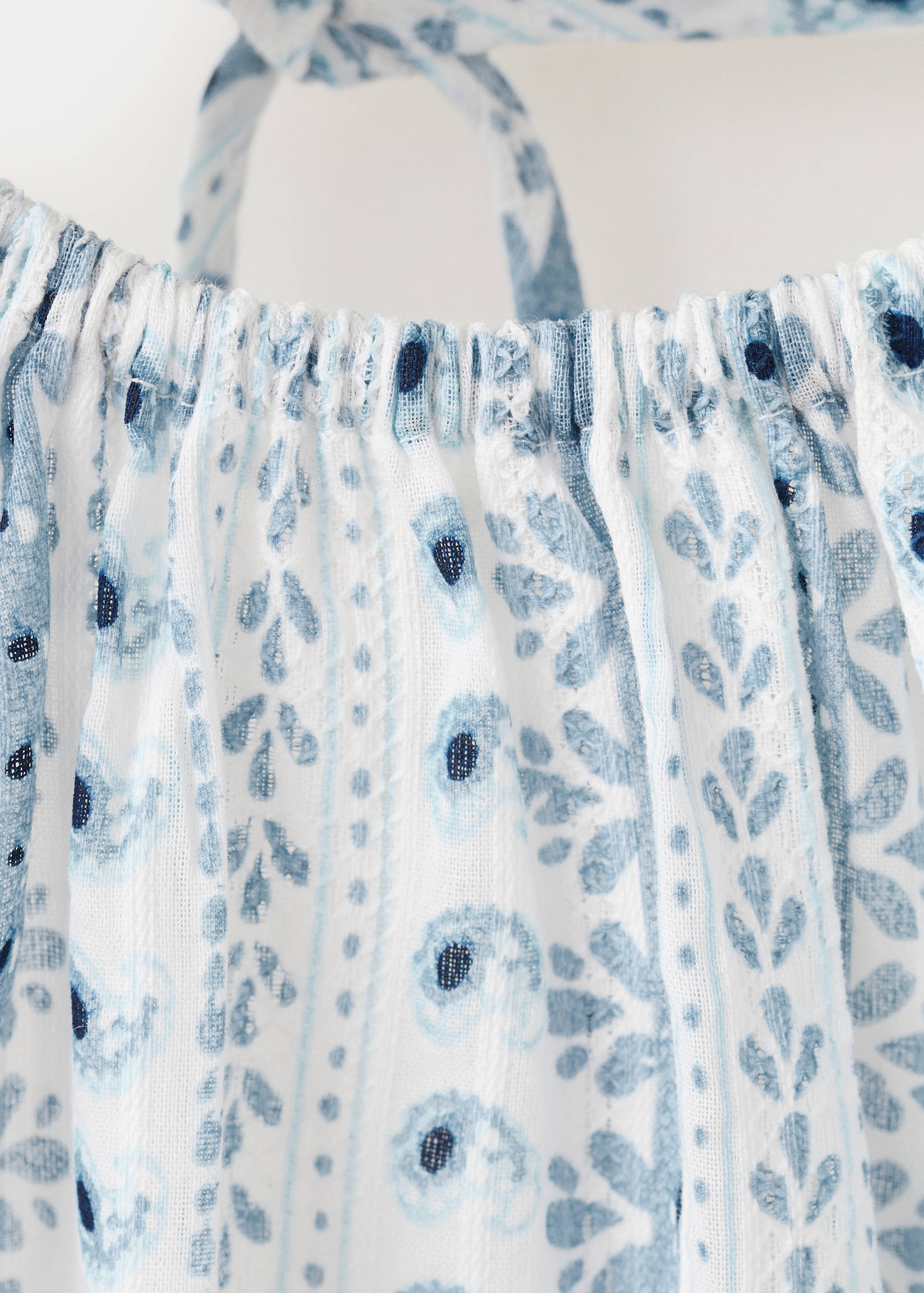 قميص بنقوش وياقة هالتر - تفاصيل المنتج 8