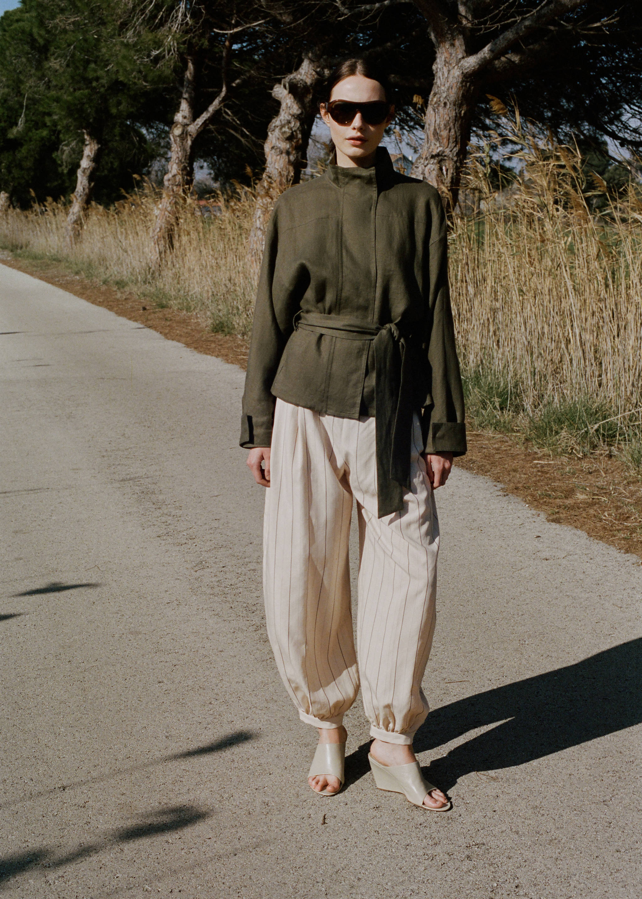 جاكيت بحزام من الكتان - رؤية عامة, أسمر ضارب إلى الصفرة. Ref: 27067143-00.